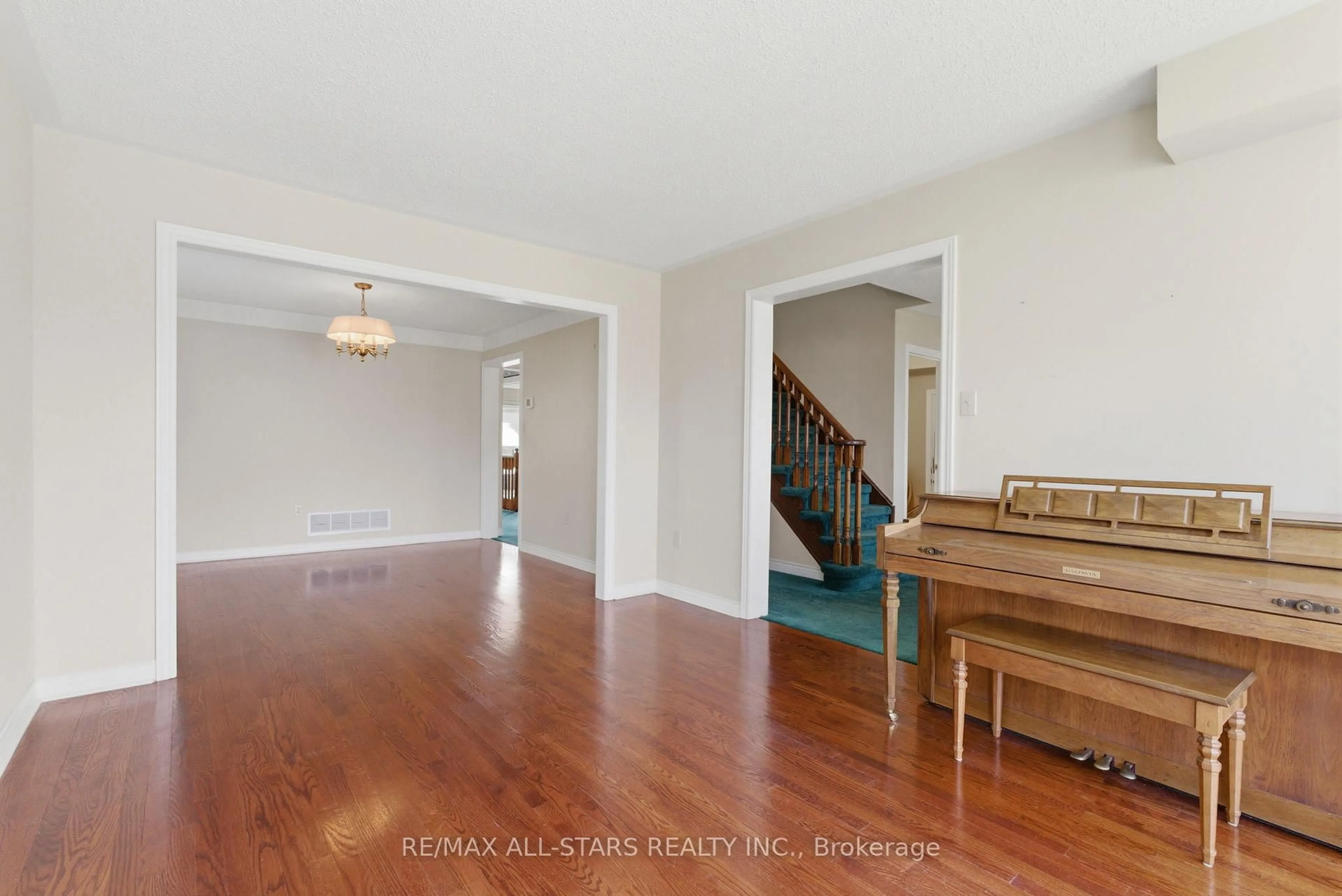Unknown for 7 Remion Cres, Uxbridge Ontario L9P 1V3