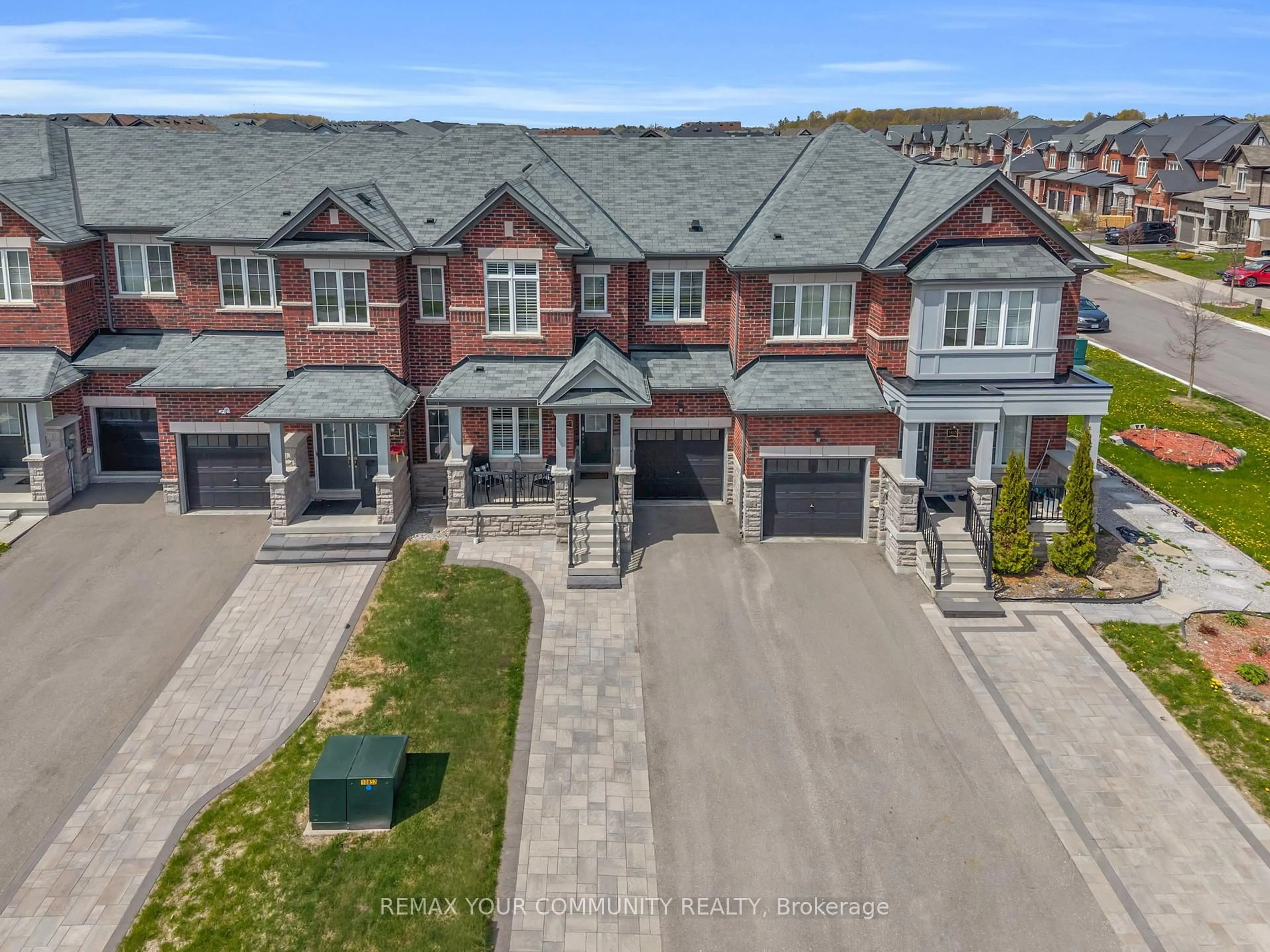 A pic from outside/outdoor area/front of a property/back of a property/a pic from drone, street for 1487 McRoberts Cres, Innisfil Ontario L9S 0J9