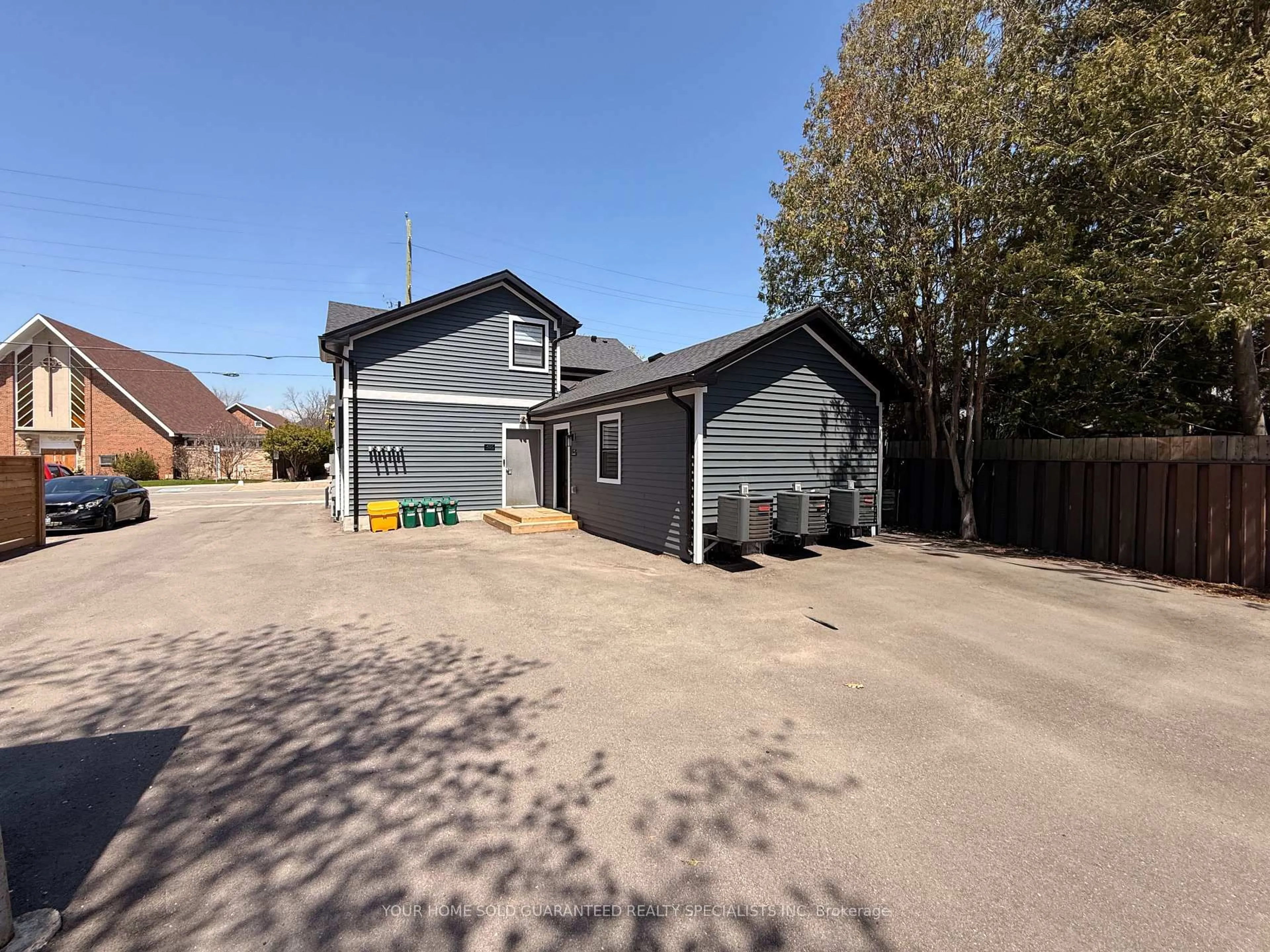 A pic from outside/outdoor area/front of a property/back of a property/a pic from drone, street for 41 Mosley St, Aurora Ontario L4G 1G8