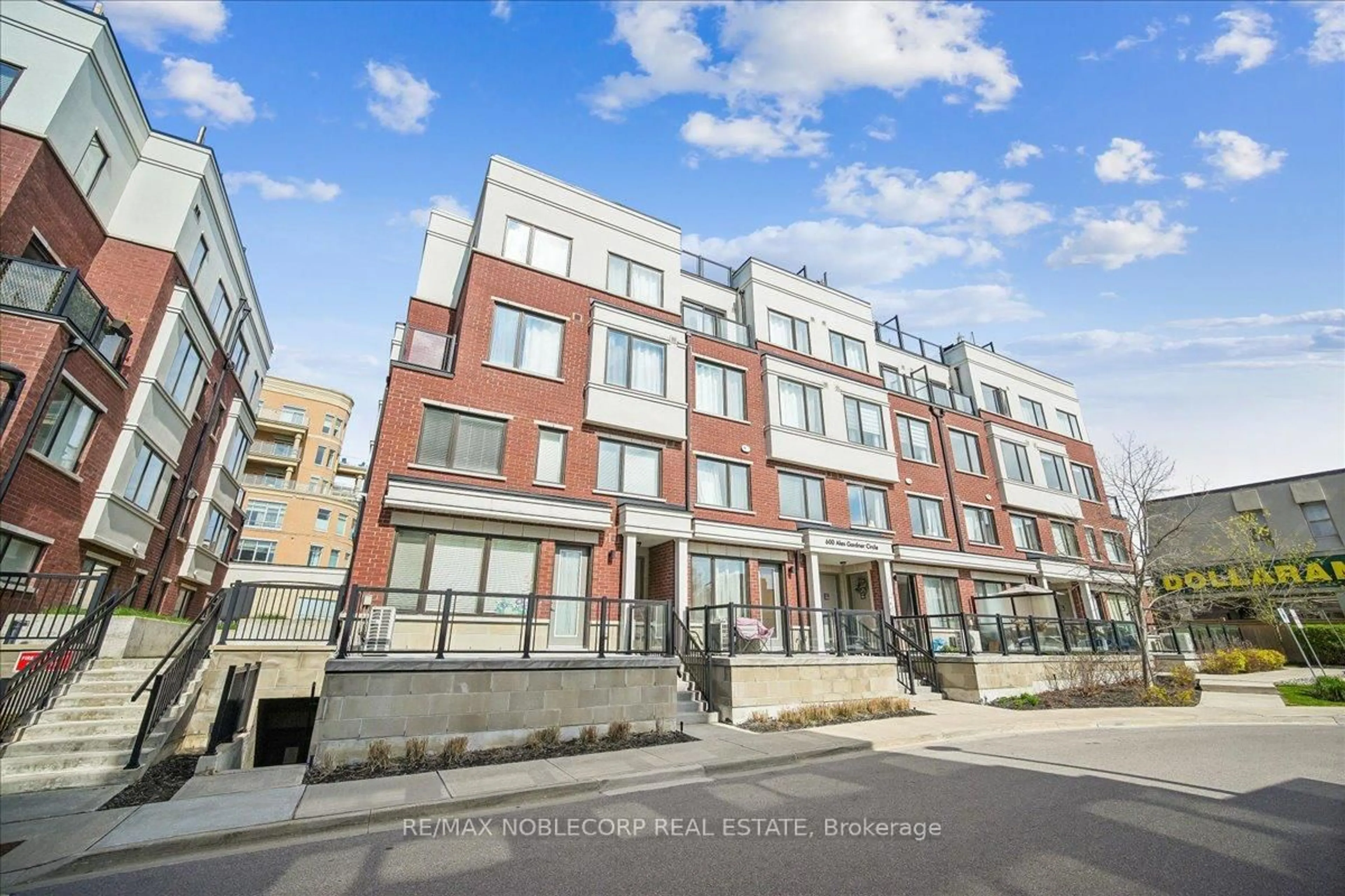 Patio, street for 600 Alex Gardner Circ #116, Aurora Ontario L4G 3G5