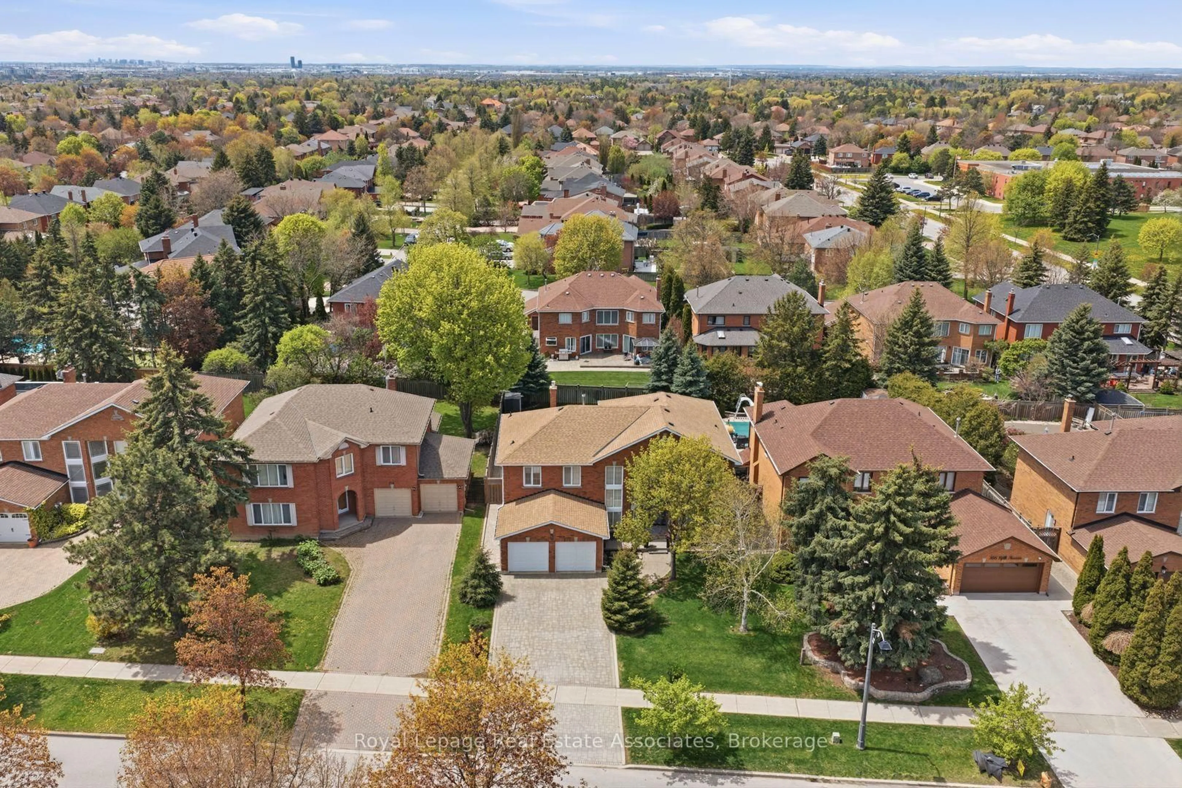 A pic from outside/outdoor area/front of a property/back of a property/a pic from drone, street for 160 Fifth Ave, Vaughan Ontario L4L 6Z3