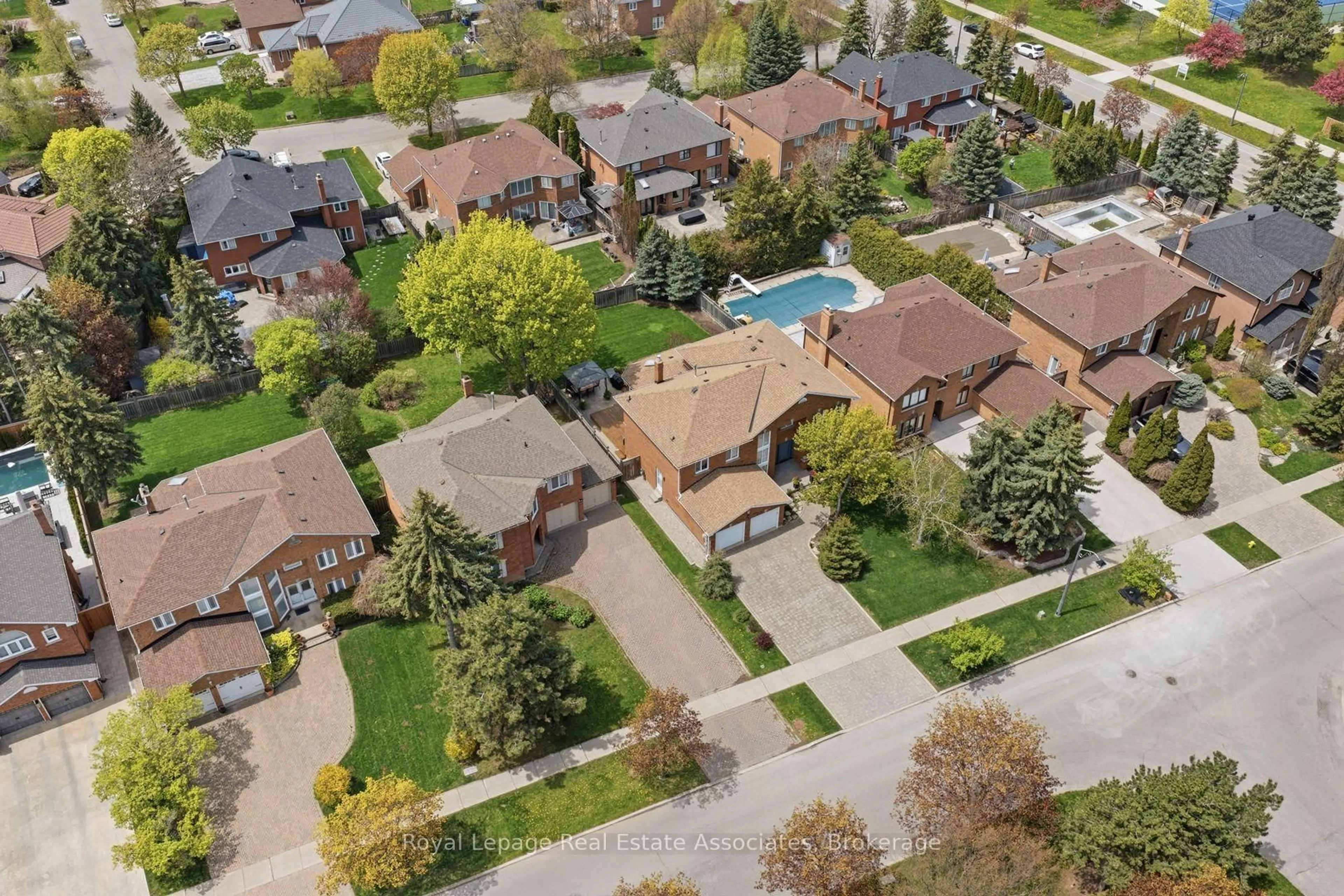 A pic from outside/outdoor area/front of a property/back of a property/a pic from drone, street for 160 Fifth Ave, Vaughan Ontario L4L 6Z3