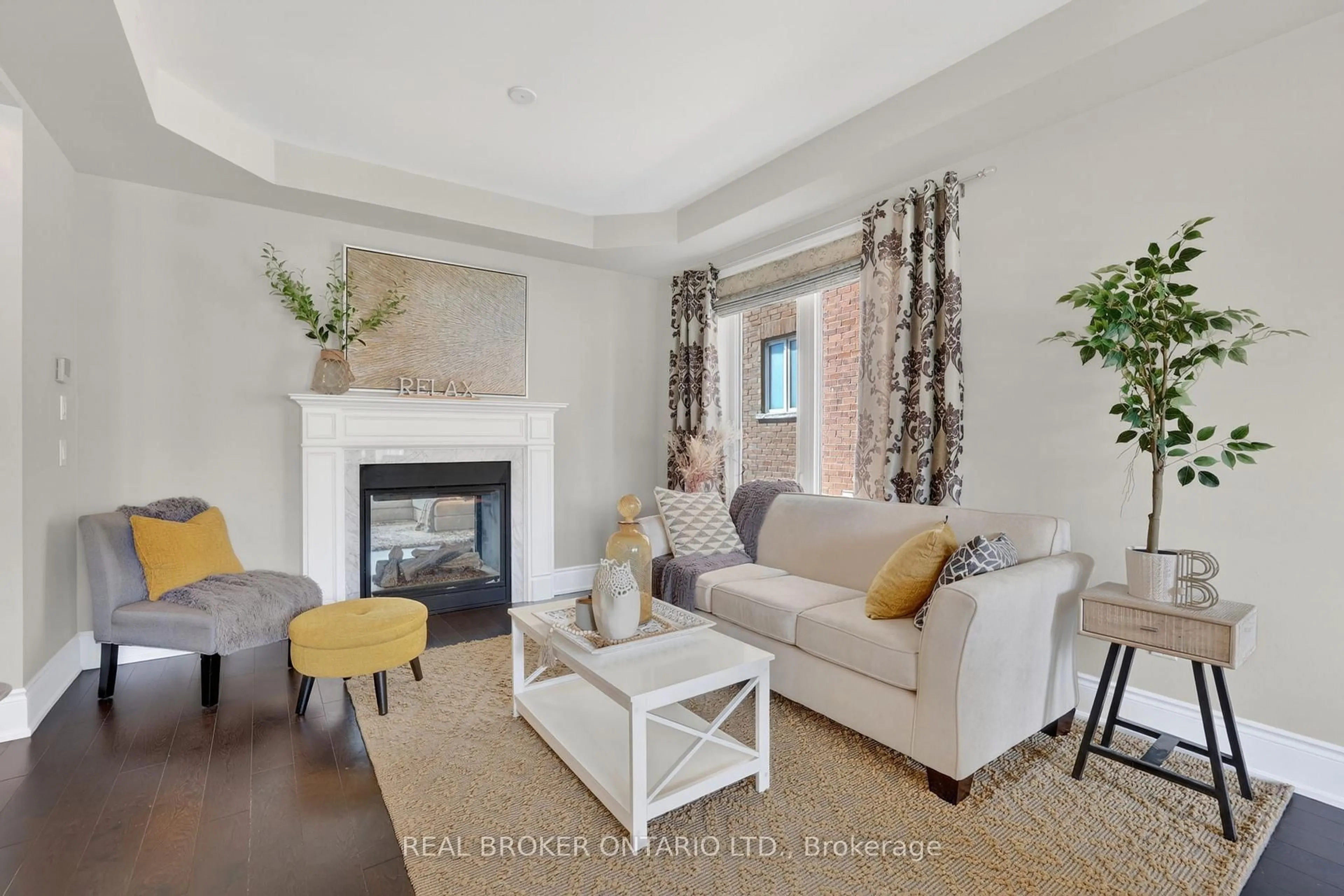 Living room with furniture, unknown for 59 Manor Forest Rd, East Gwillimbury Ontario L0G 1M0