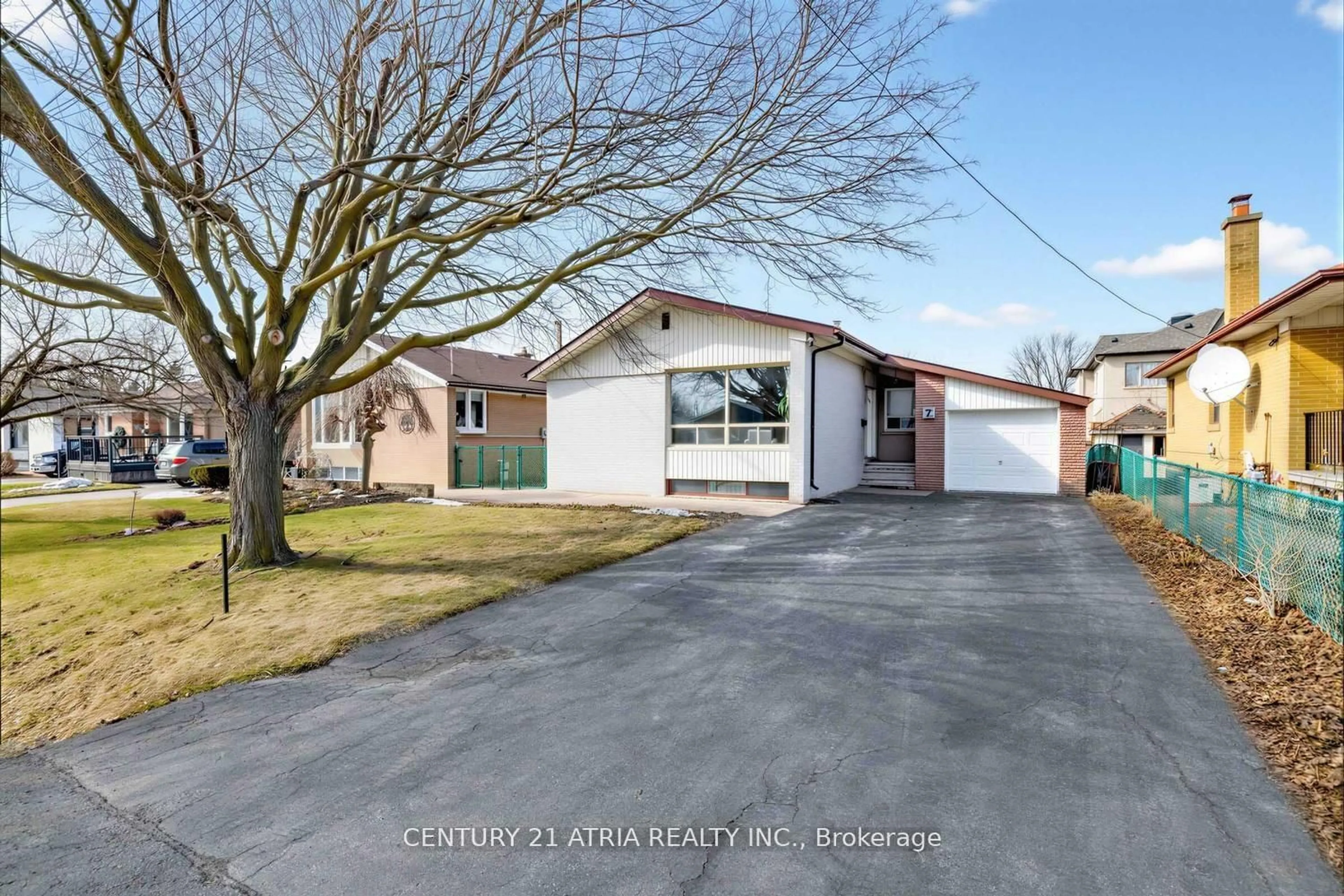 A pic from outside/outdoor area/front of a property/back of a property/a pic from drone, street for 7 Rockport Cres, Richmond Hill Ontario L4C 2L5