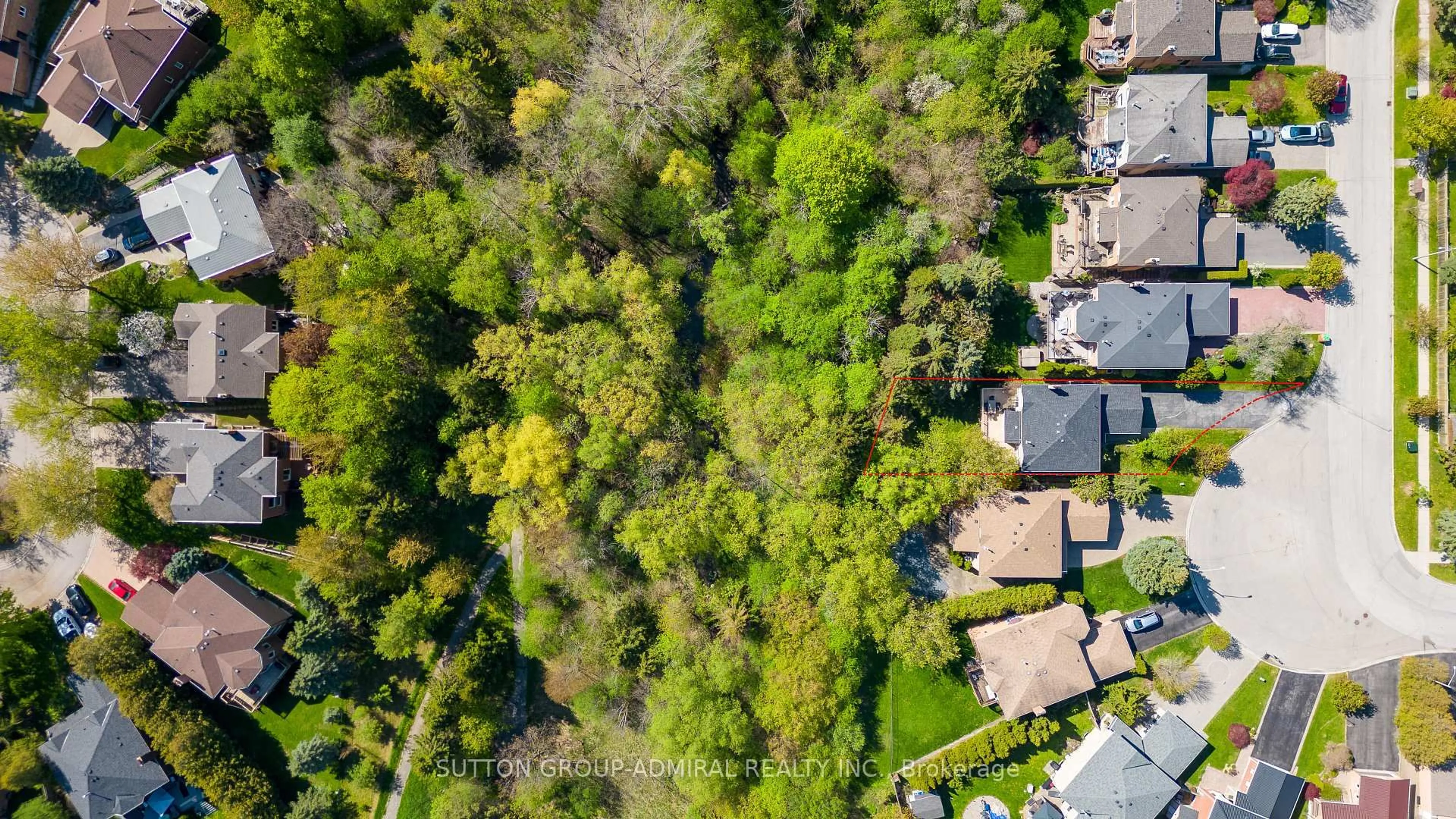 A pic from outside/outdoor area/front of a property/back of a property/a pic from drone, forest/trees view for 63 O'connor Cres, Richmond Hill Ontario L4C 7P8