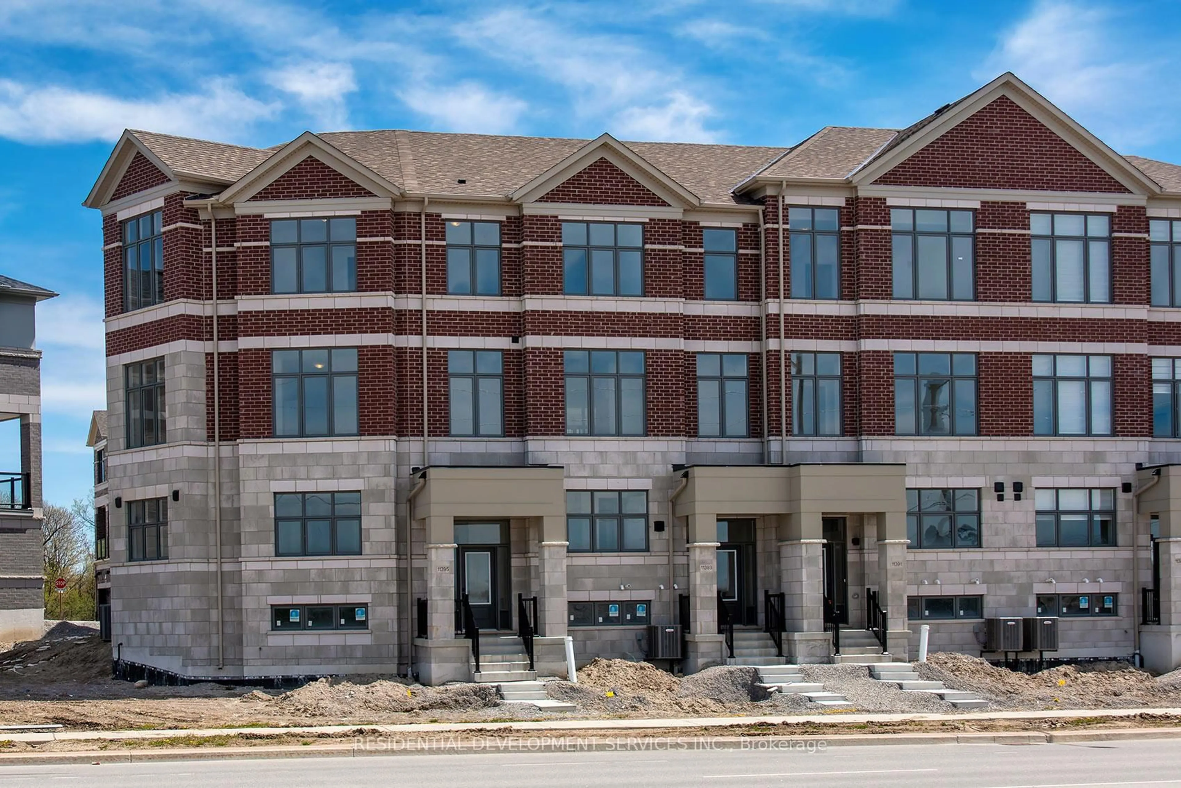 Home with brick exterior material, building for 11393 Leslie St, Richmond Hill Ontario L4S 0P3