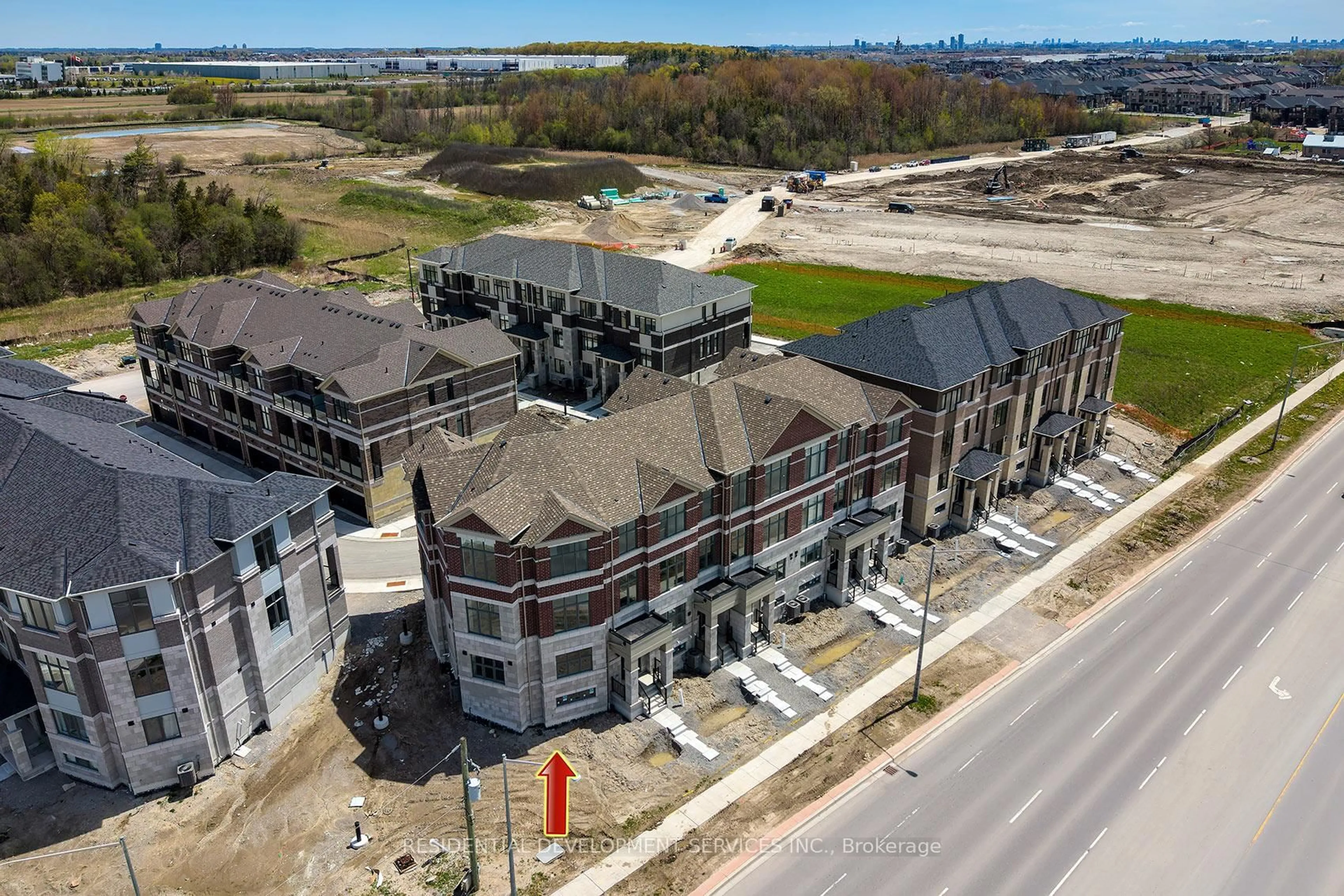 A pic from outside/outdoor area/front of a property/back of a property/a pic from drone, building for 11393 Leslie St, Richmond Hill Ontario L4S 0P3