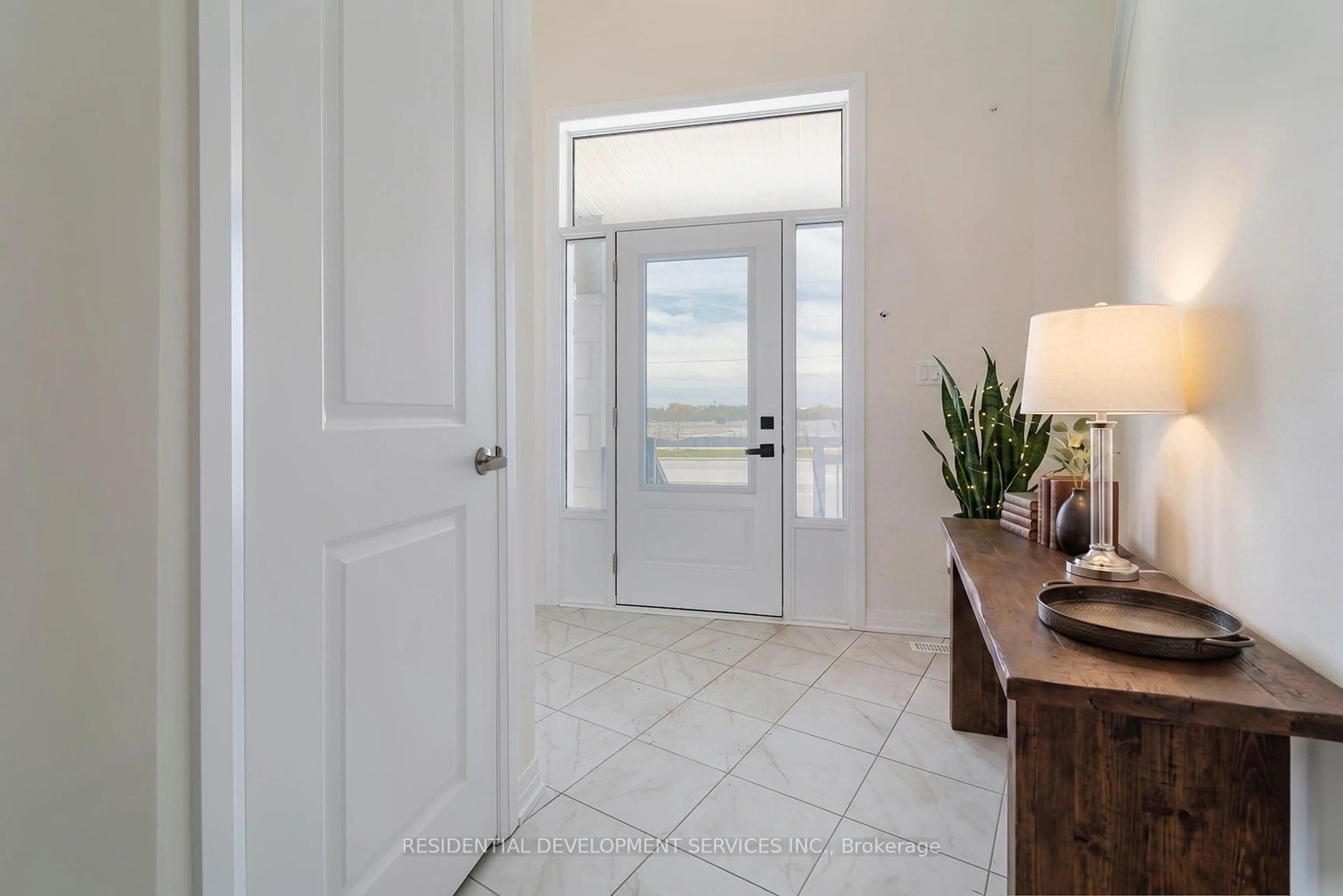 Indoor entryway for 11393 Leslie St, Richmond Hill Ontario L4S 0P3