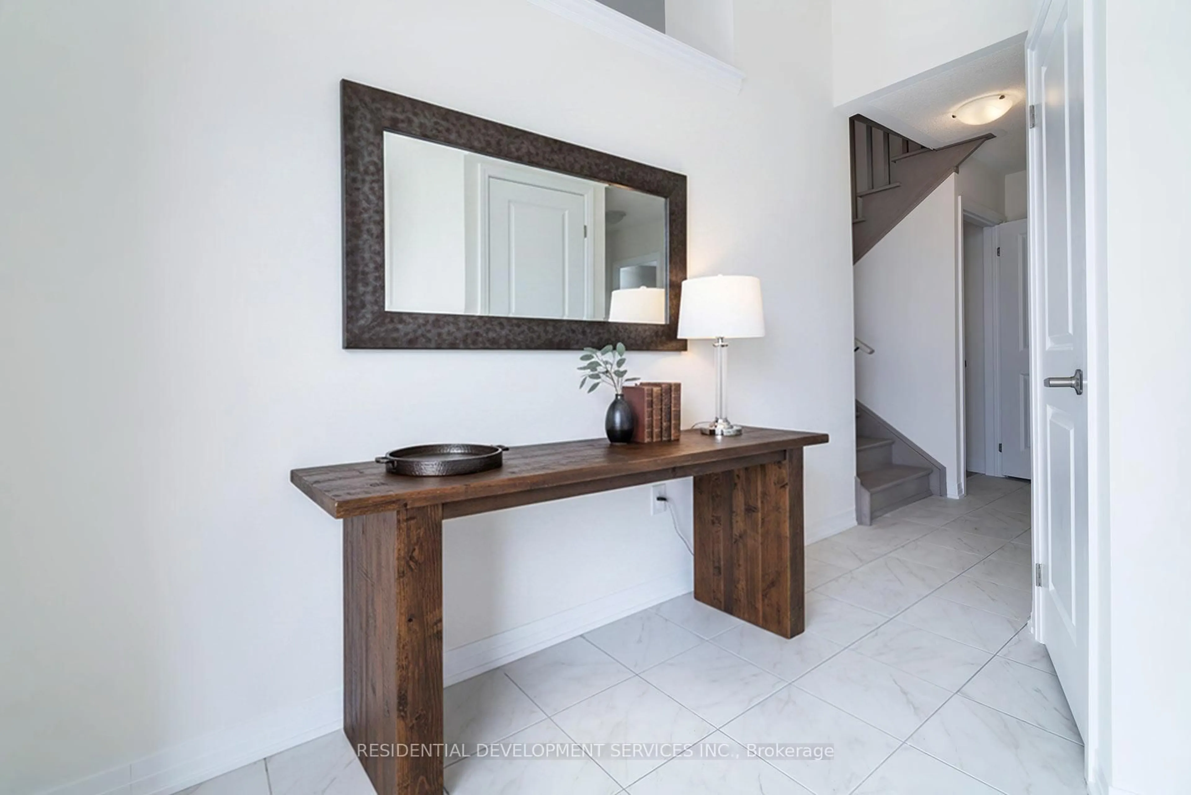 Indoor entryway for 11393 Leslie St, Richmond Hill Ontario L4S 0P3