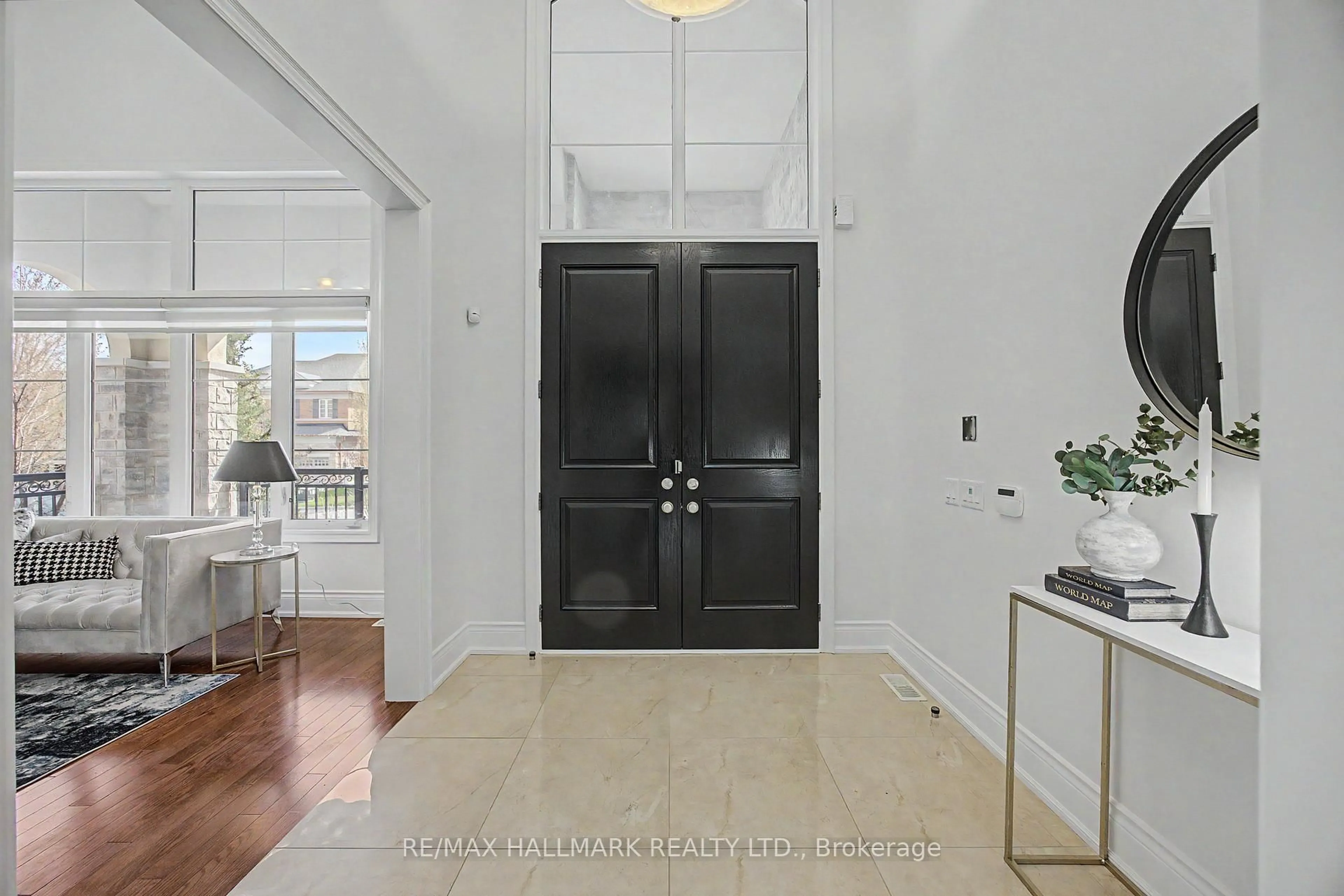 Indoor entryway for 32 West Coast Tr, King Ontario L7B 0A4