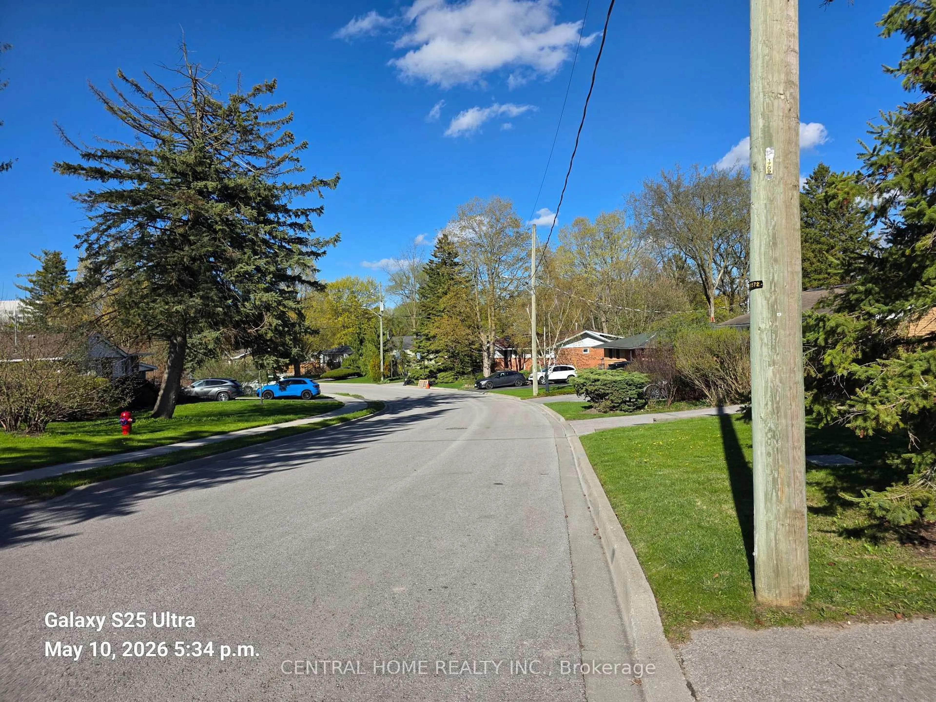 A pic from outside/outdoor area/front of a property/back of a property/a pic from drone, street for 206 Parkview Cres, Newmarket Ontario L3Y 2C8