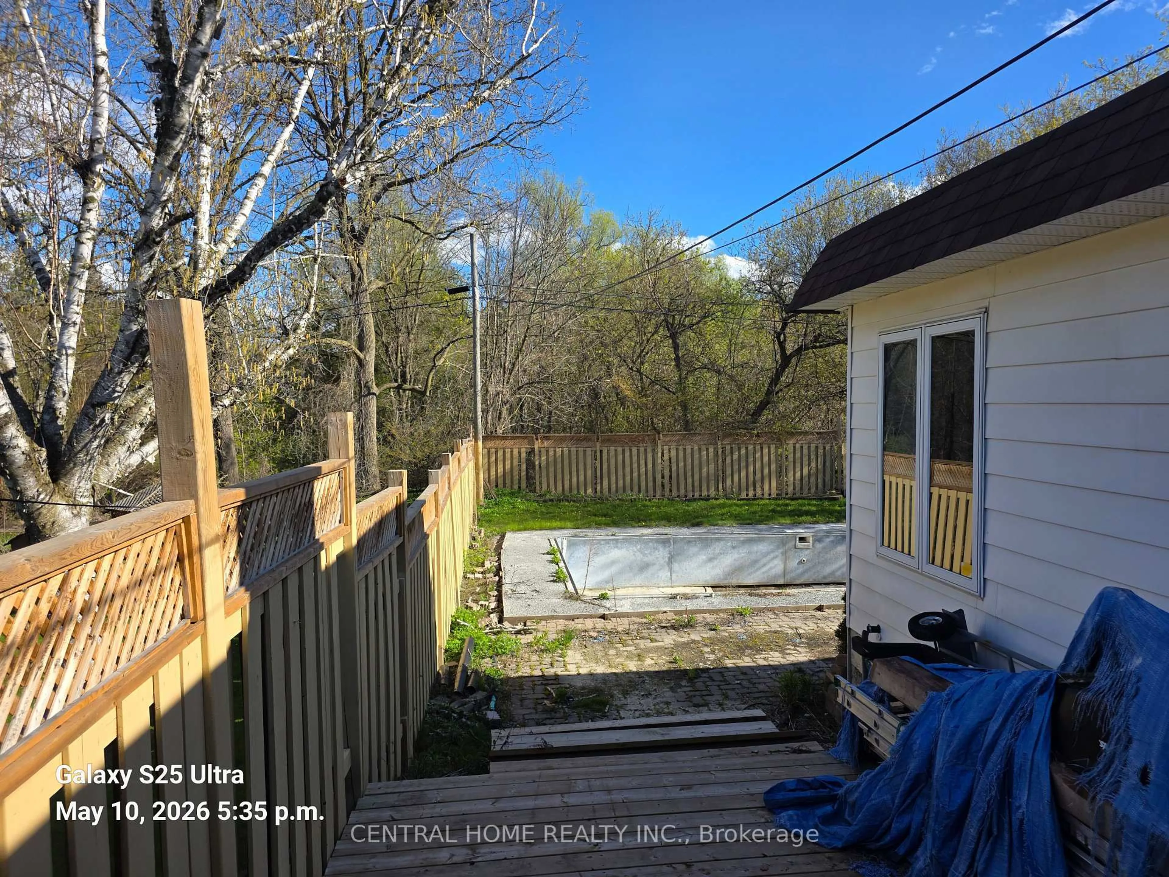 A pic from outside/outdoor area/front of a property/back of a property/a pic from drone, unknown for 206 Parkview Cres, Newmarket Ontario L3Y 2C8