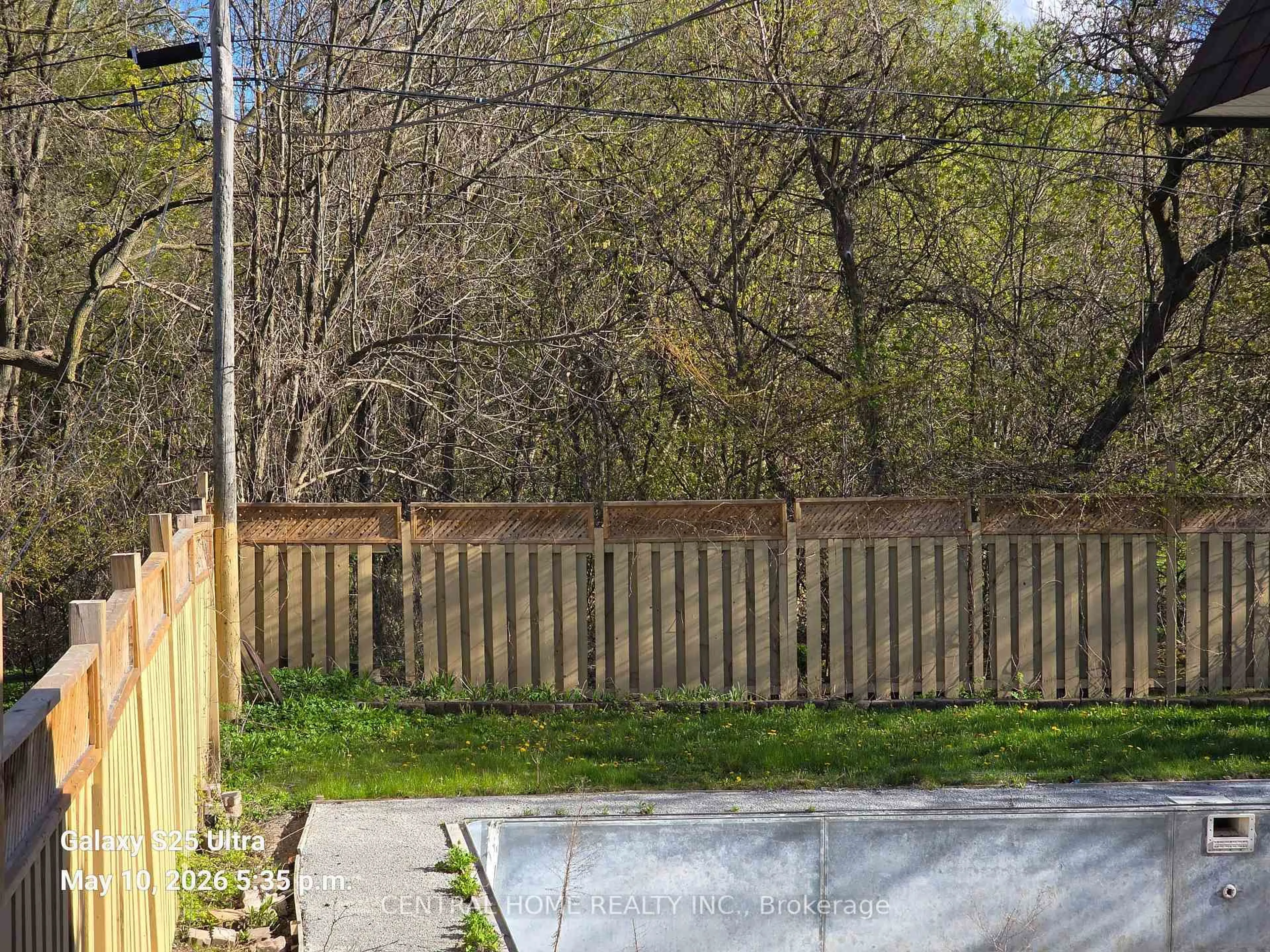 A pic from outside/outdoor area/front of a property/back of a property/a pic from drone, unknown for 206 Parkview Cres, Newmarket Ontario L3Y 2C8