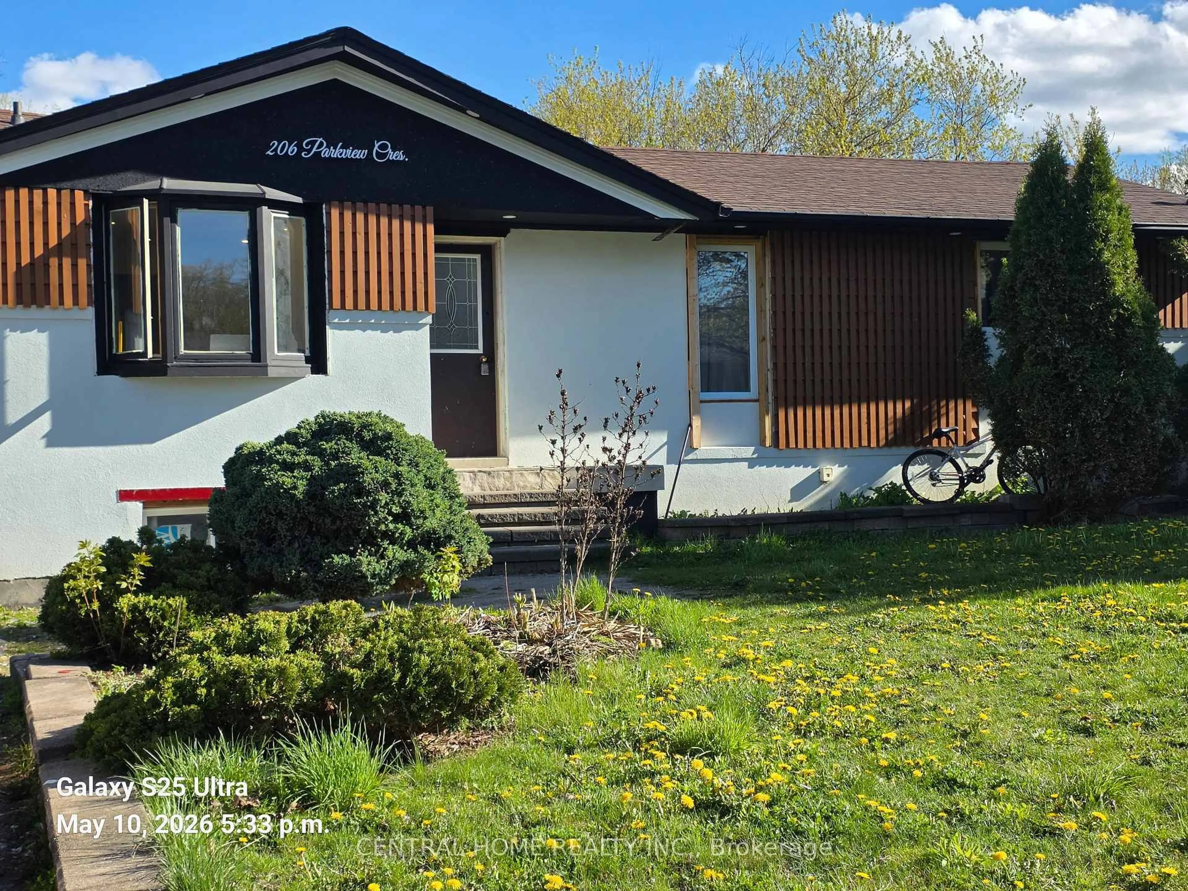 Home with vinyl exterior material, street for 206 Parkview Cres, Newmarket Ontario L3Y 2C8