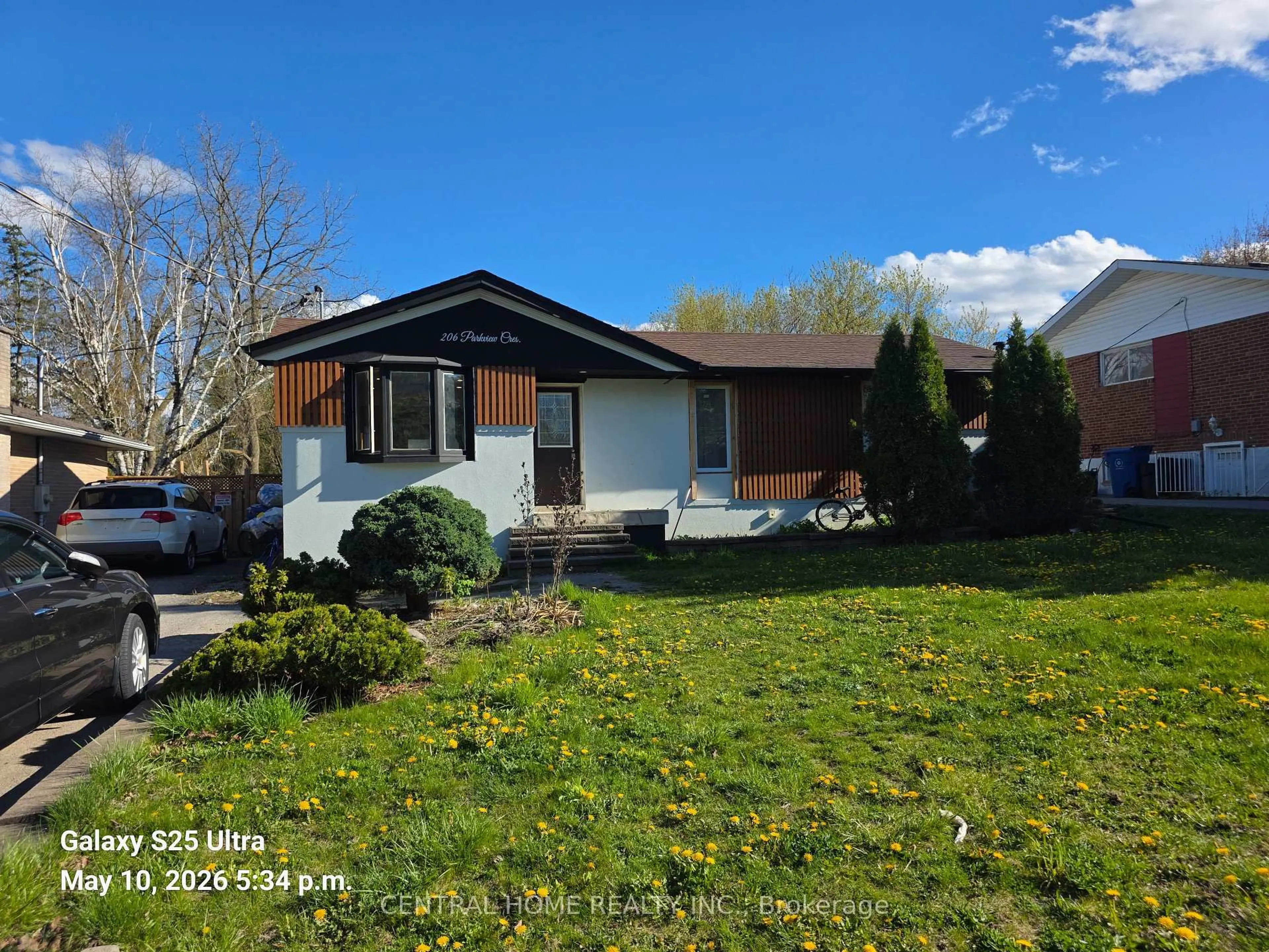 A pic from outside/outdoor area/front of a property/back of a property/a pic from drone, street for 206 Parkview Cres, Newmarket Ontario L3Y 2C8