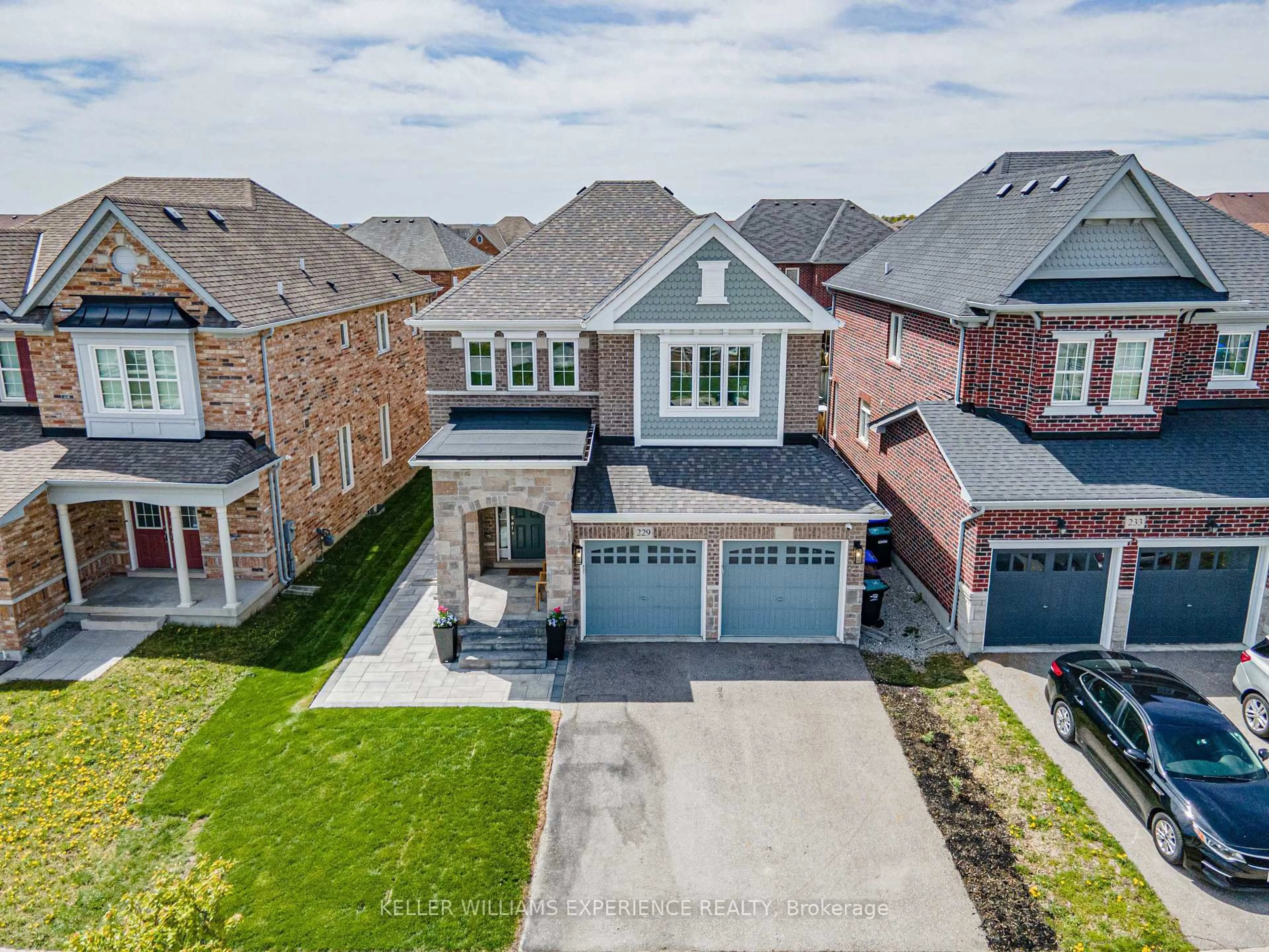 A pic from outside/outdoor area/front of a property/back of a property/a pic from drone, street for 229 Blue Dasher Blvd, Bradford West Gwillimbury Ontario L3Z 4H8