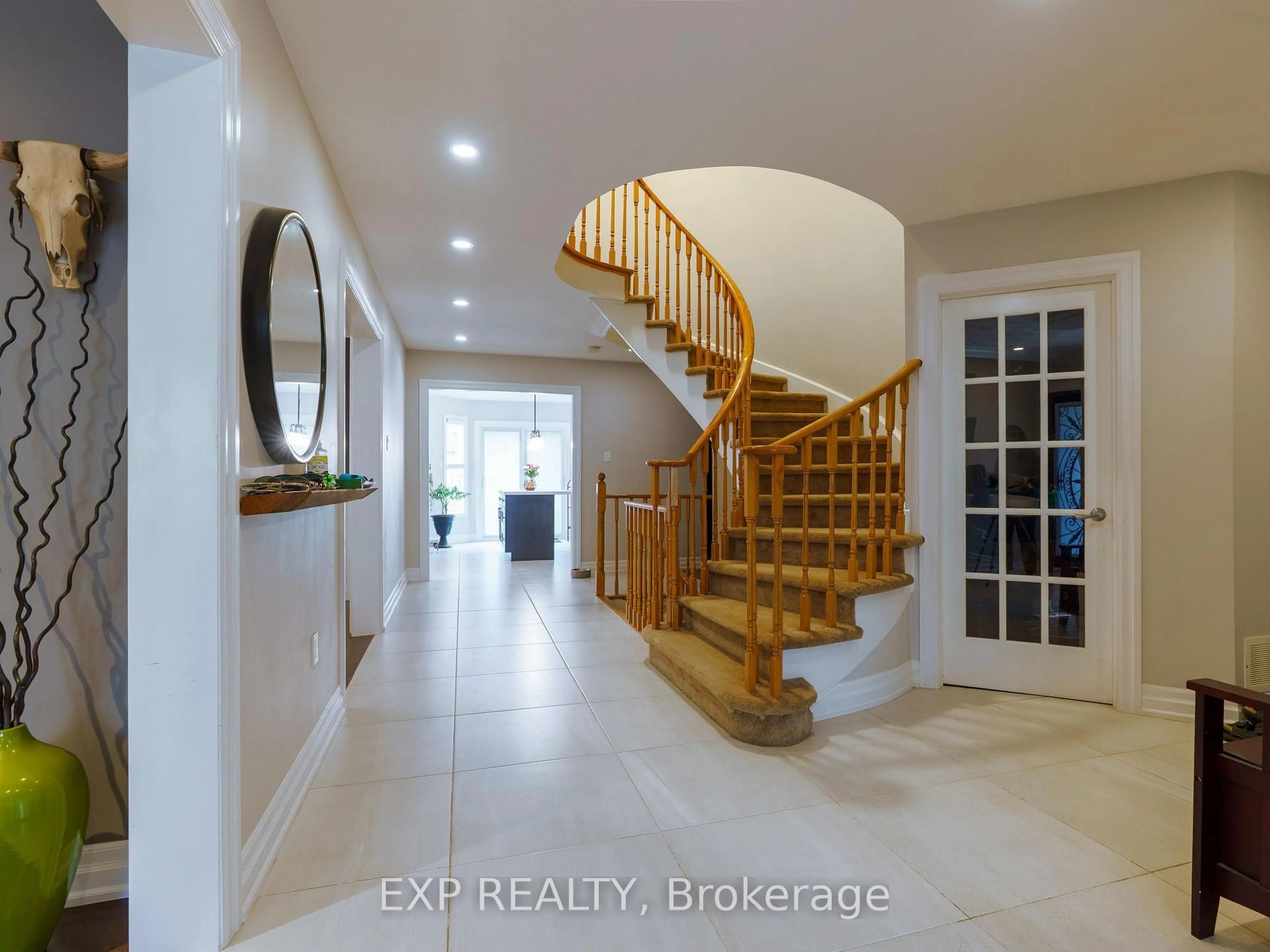 Indoor entryway for 142 Savage Rd, Newmarket Ontario L3X 1R3