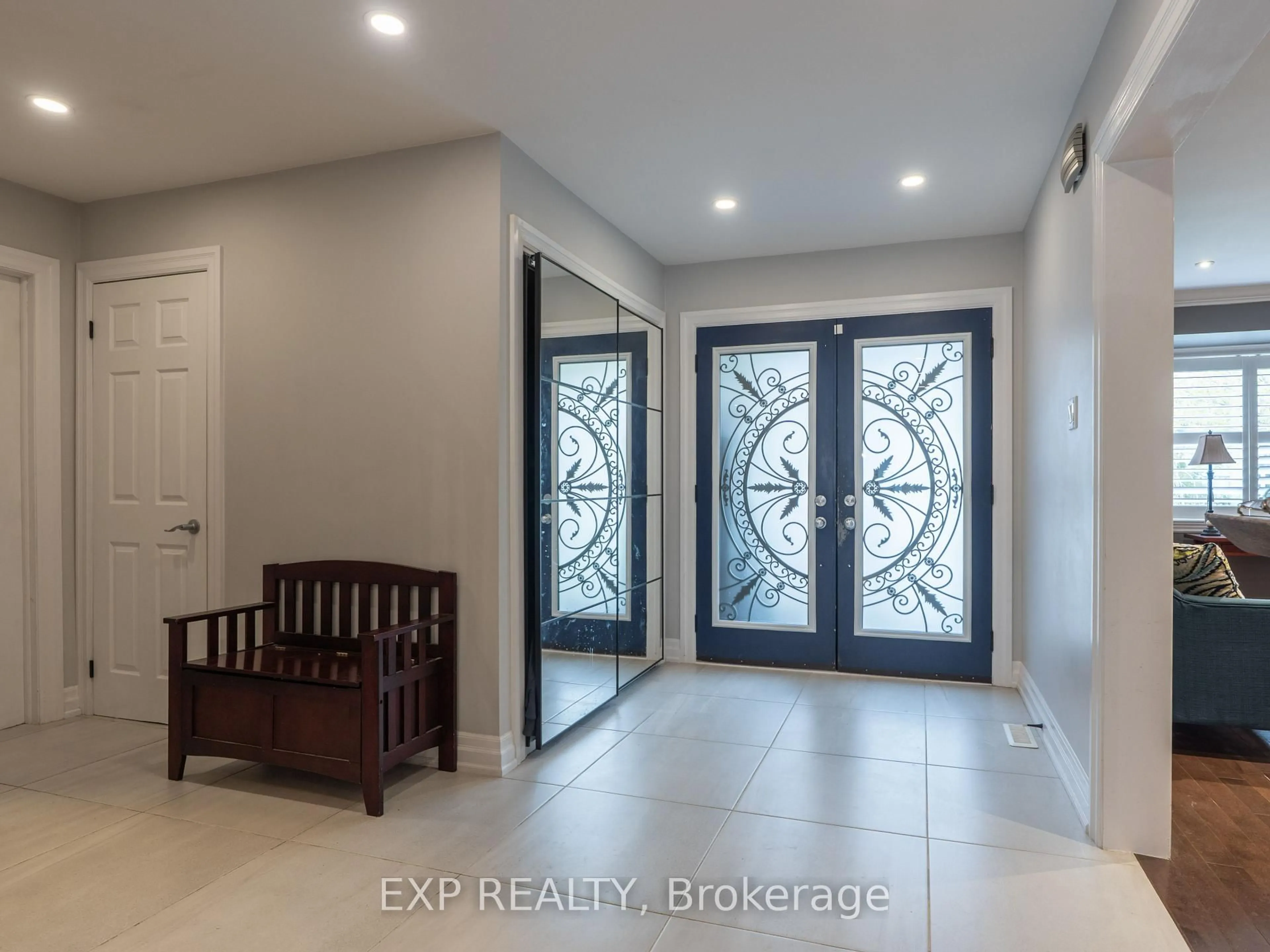Indoor entryway for 142 Savage Rd, Newmarket Ontario L3X 1R3