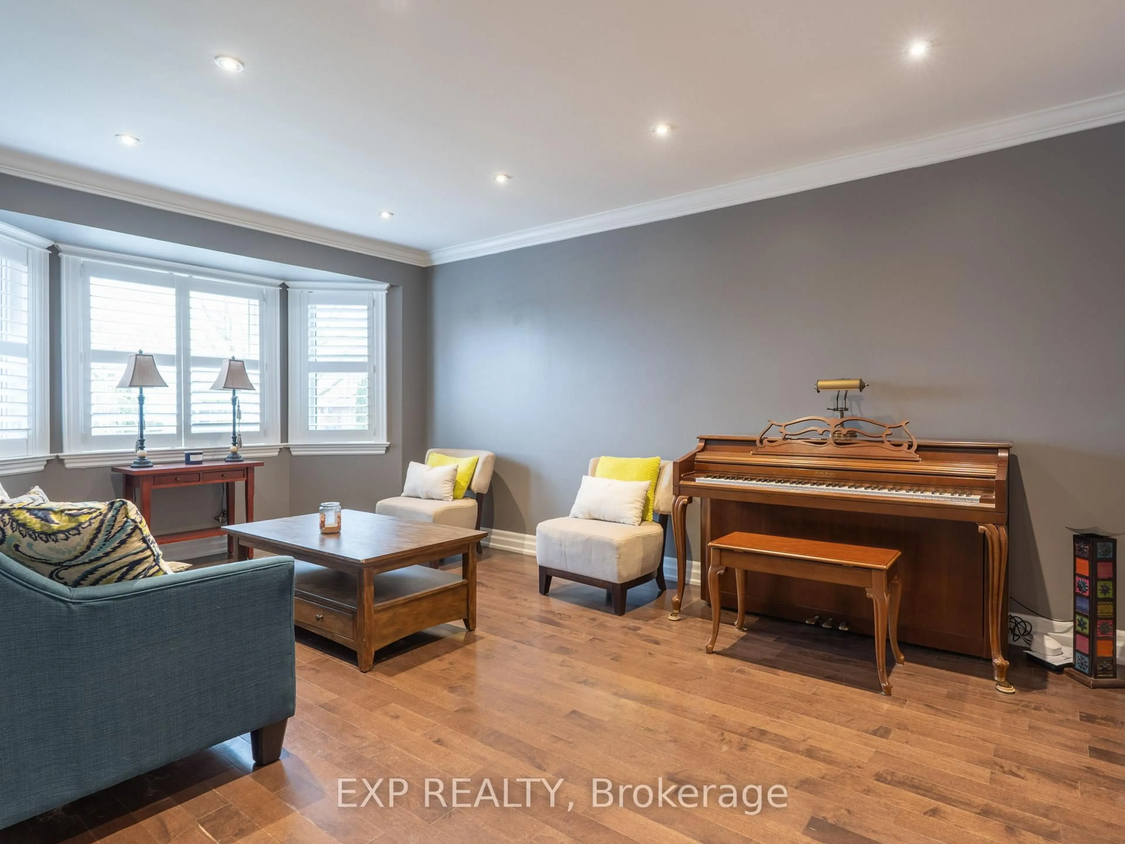 Living room with furniture, wood/laminate floor for 142 Savage Rd, Newmarket Ontario L3X 1R3