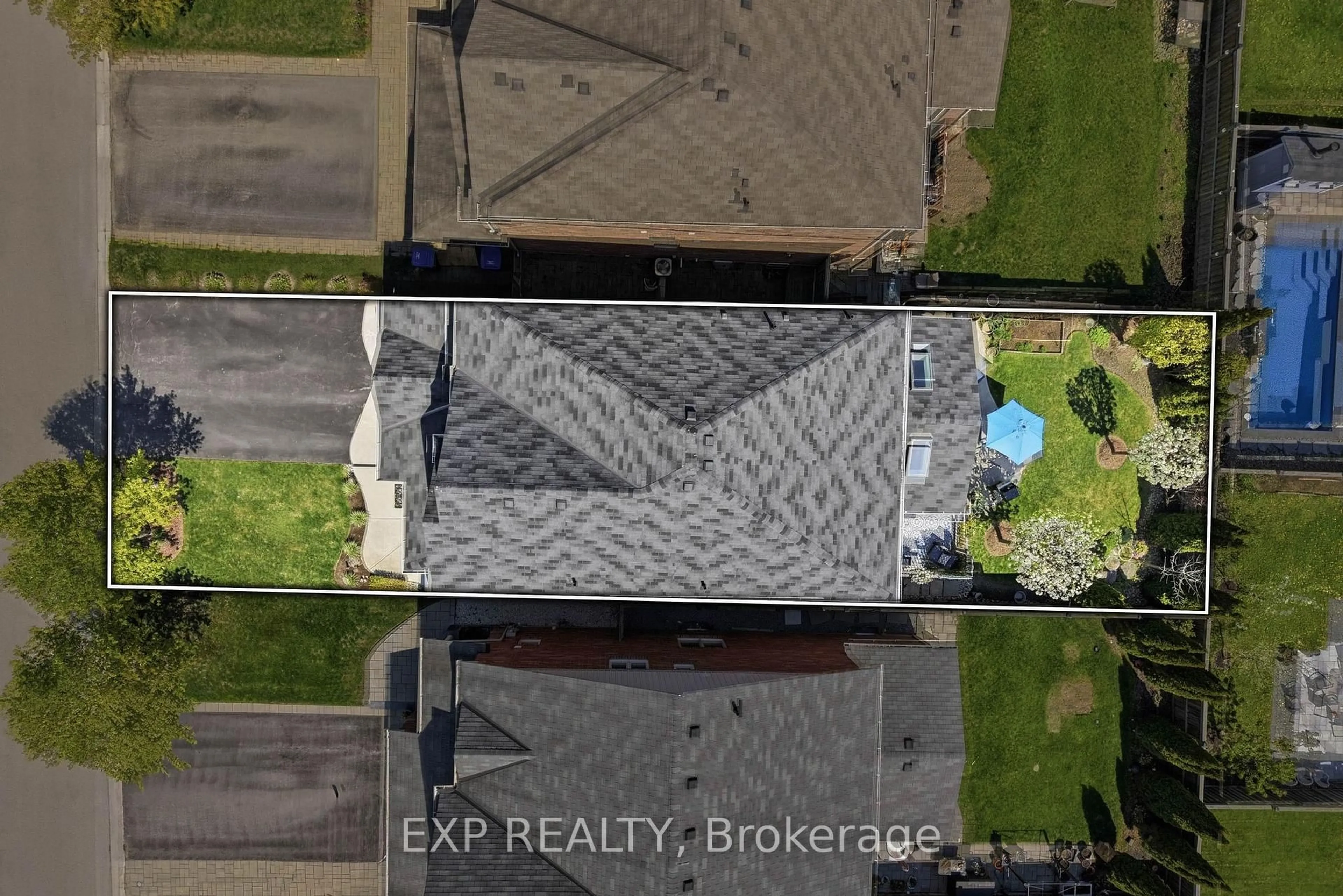 A pic from outside/outdoor area/front of a property/back of a property/a pic from drone, building for 15 Green Darner Tr, Bradford West Gwillimbury Ontario L3Z 0M1