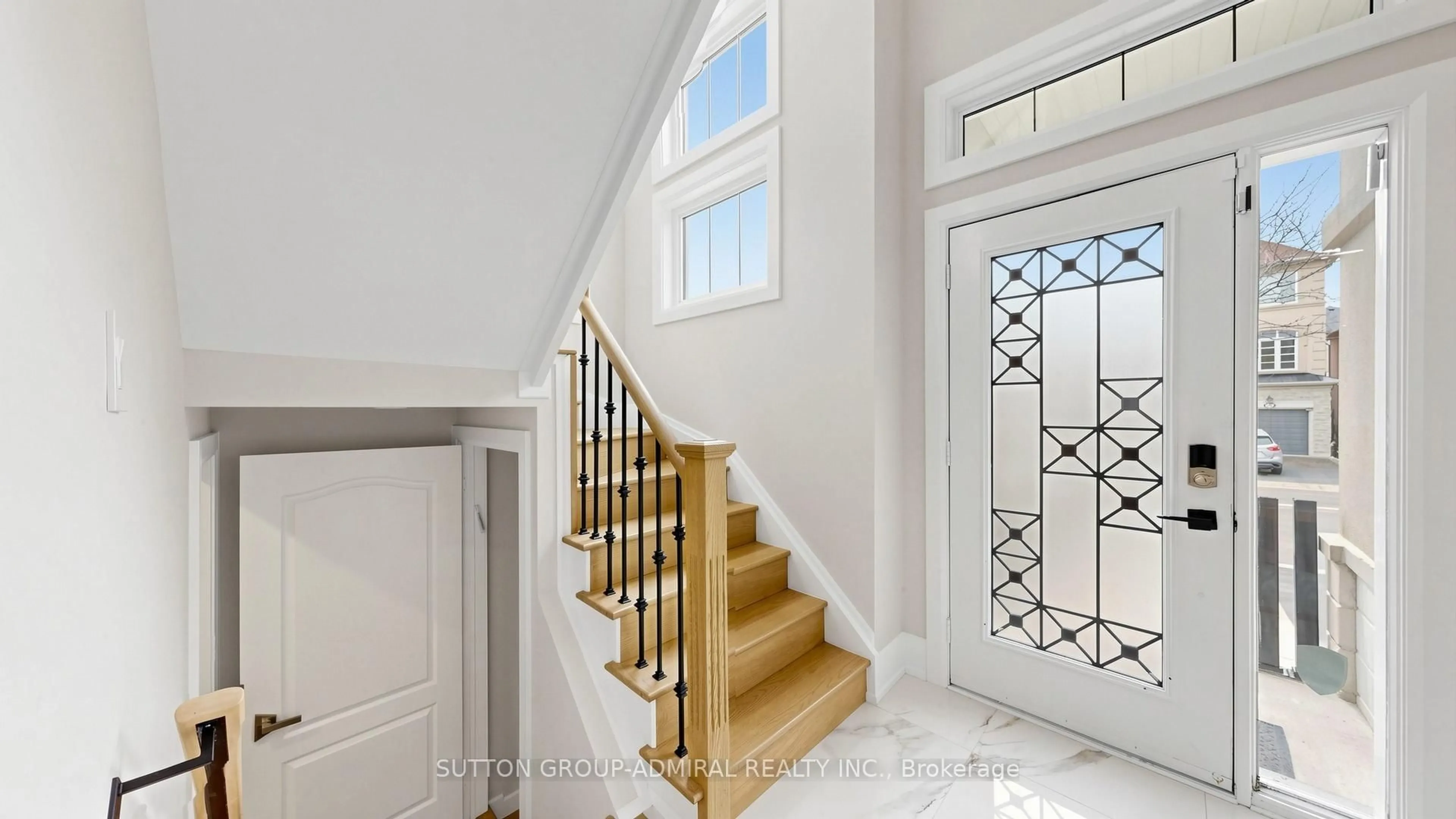Indoor entryway for 27 Asner Ave, Vaughan Ontario L6A 0W6
