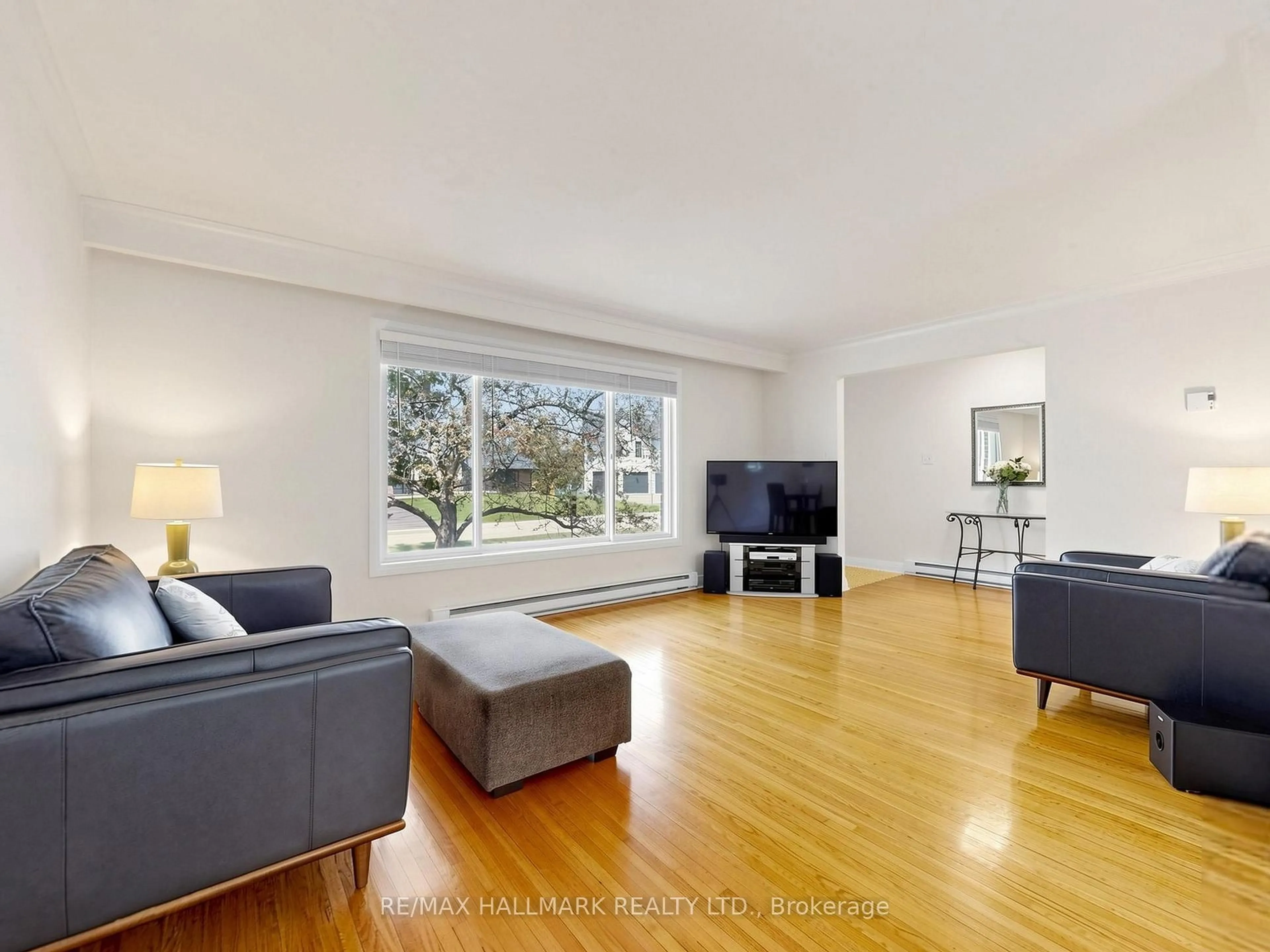Living room with furniture, unknown for 20 Jasmine Cres, Whitchurch-Stouffville Ontario L4A 3H4