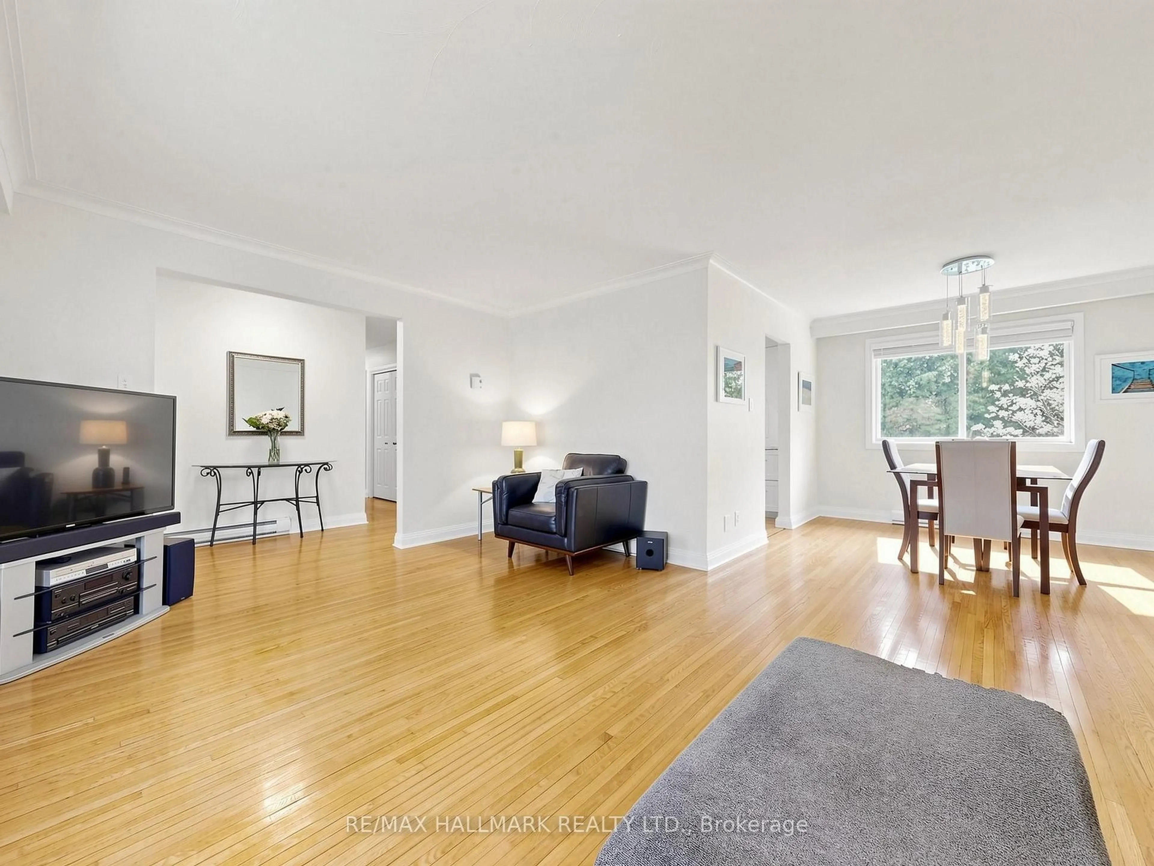 Living room with furniture, unknown for 20 Jasmine Cres, Whitchurch-Stouffville Ontario L4A 3H4