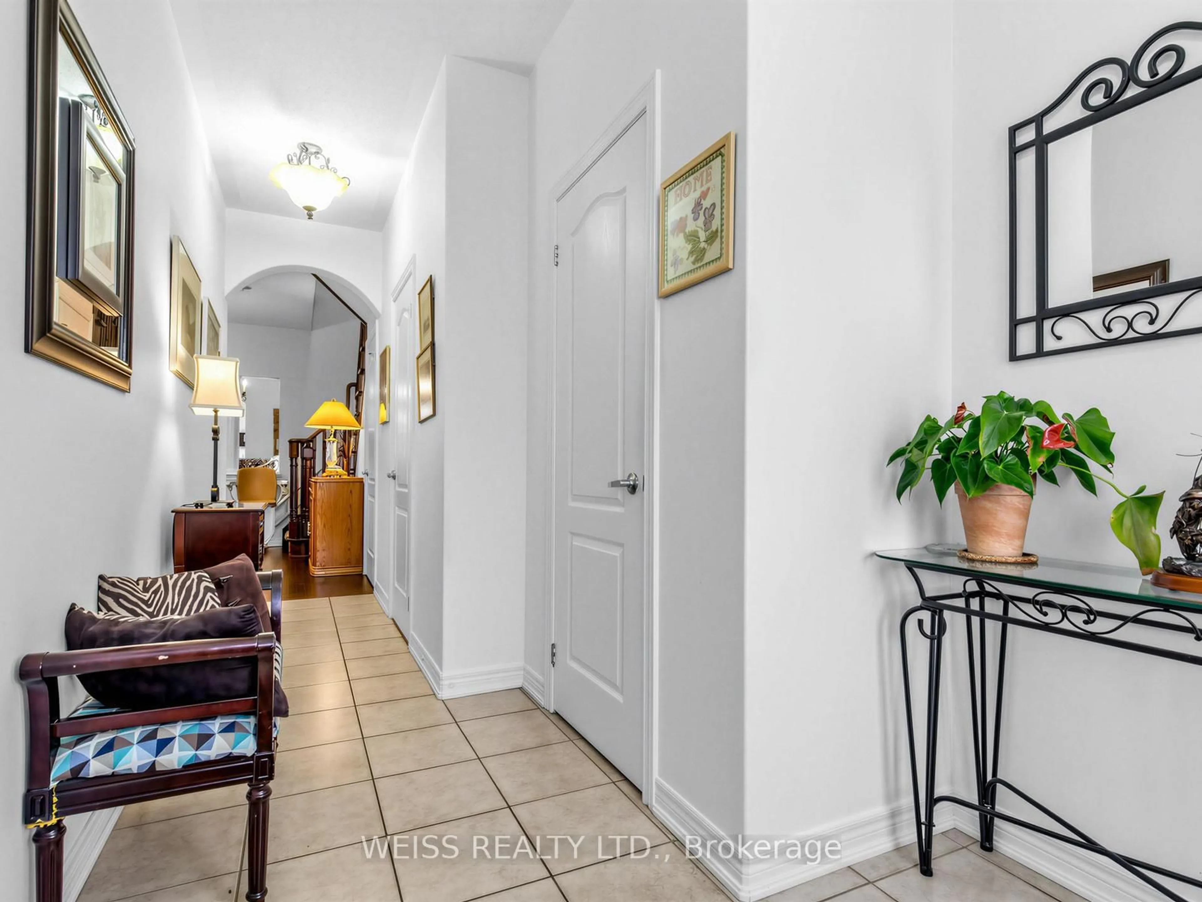 Indoor entryway for 446 Lady Nadia Dr, Vaughan Ontario L6A 4G3