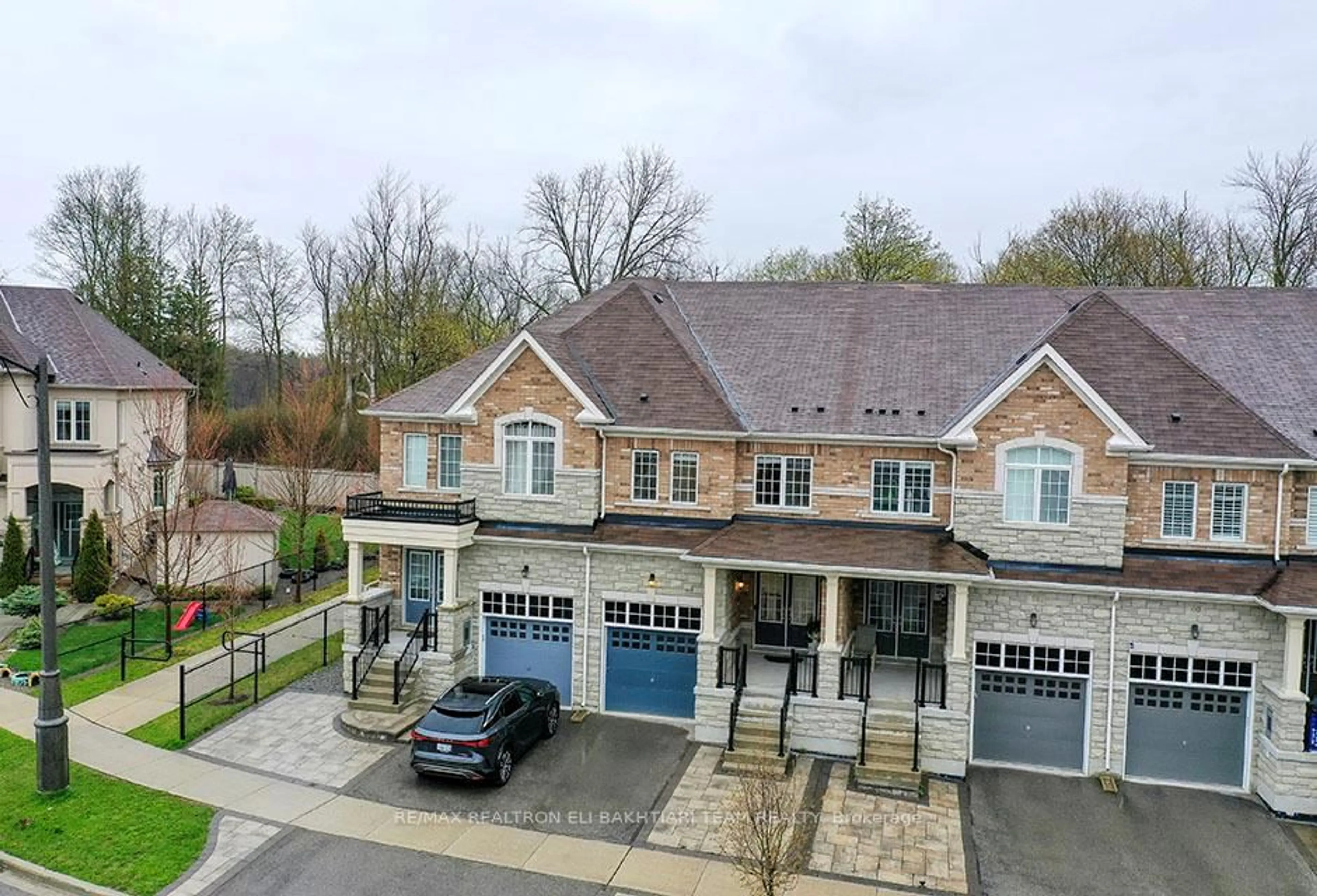 A pic from outside/outdoor area/front of a property/back of a property/a pic from drone, street for 96 Port Arthur Cres, Richmond Hill Ontario L4E 0Z9