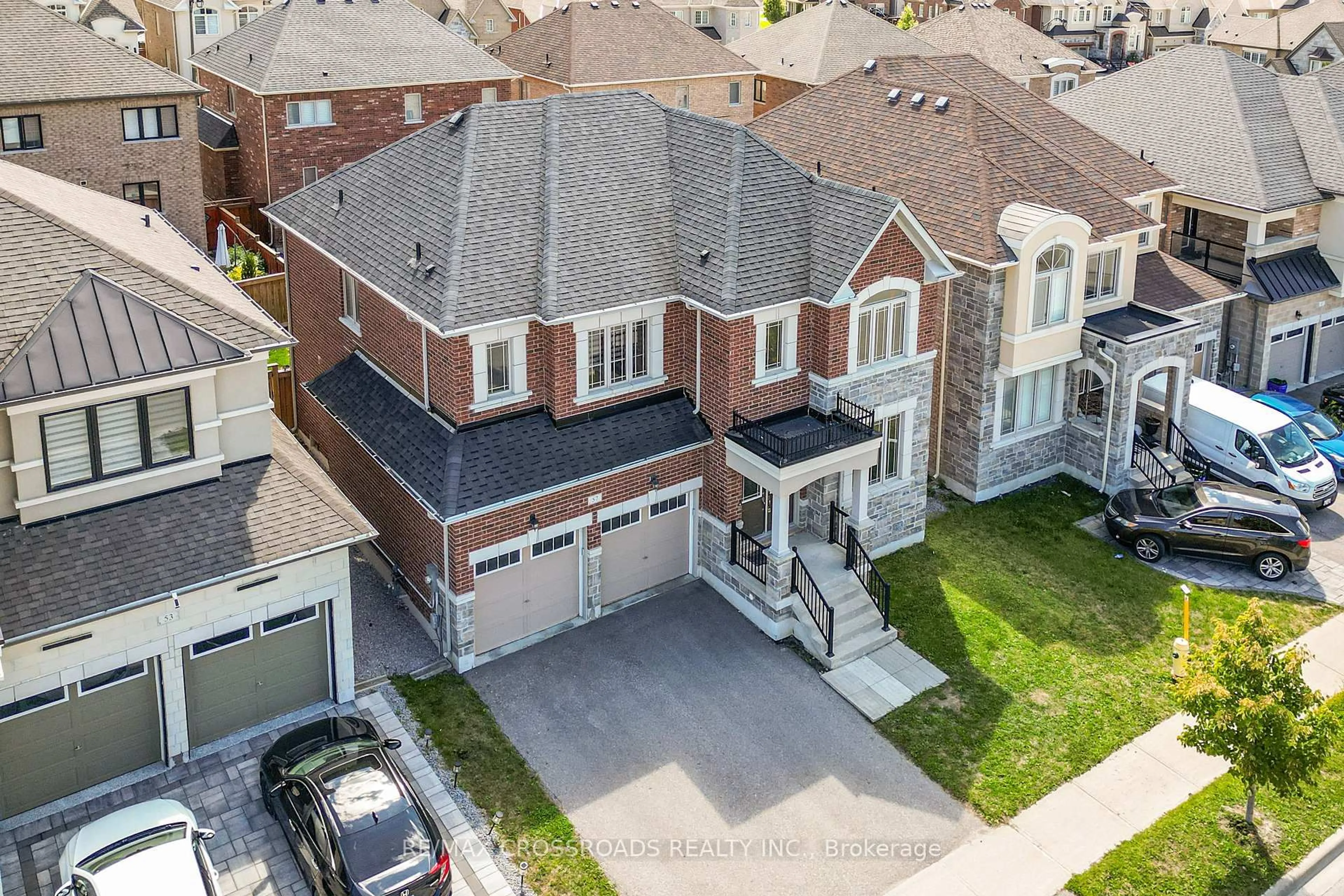 A pic from outside/outdoor area/front of a property/back of a property/a pic from drone, street for 57 Walter English Dr, East Gwillimbury Ontario L9N 0R8