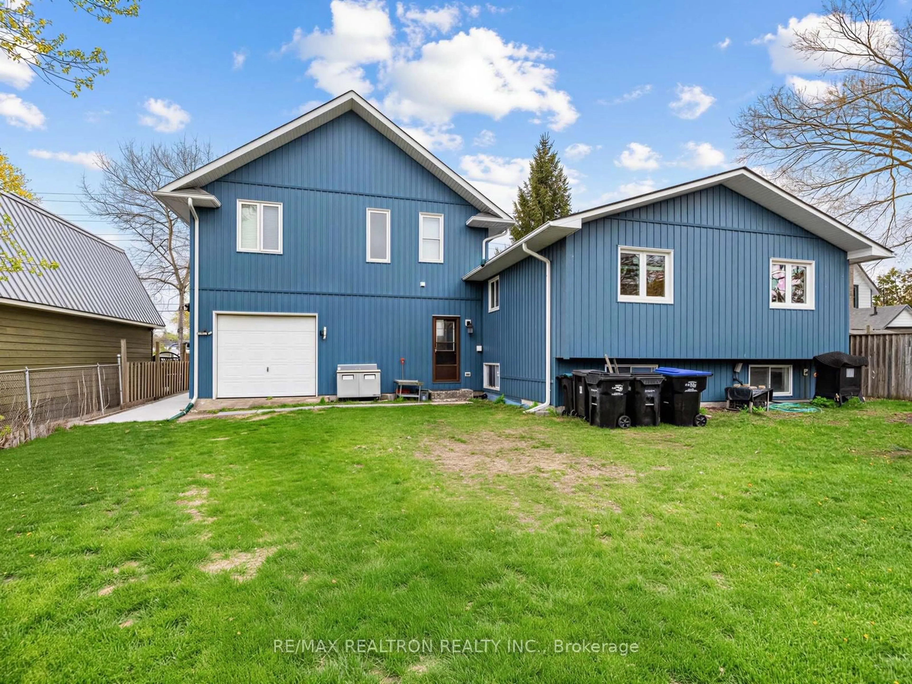 A pic from outside/outdoor area/front of a property/back of a property/a pic from drone, street for 1338 Killarney Beach Rd, Innisfil Ontario L0L 1W0