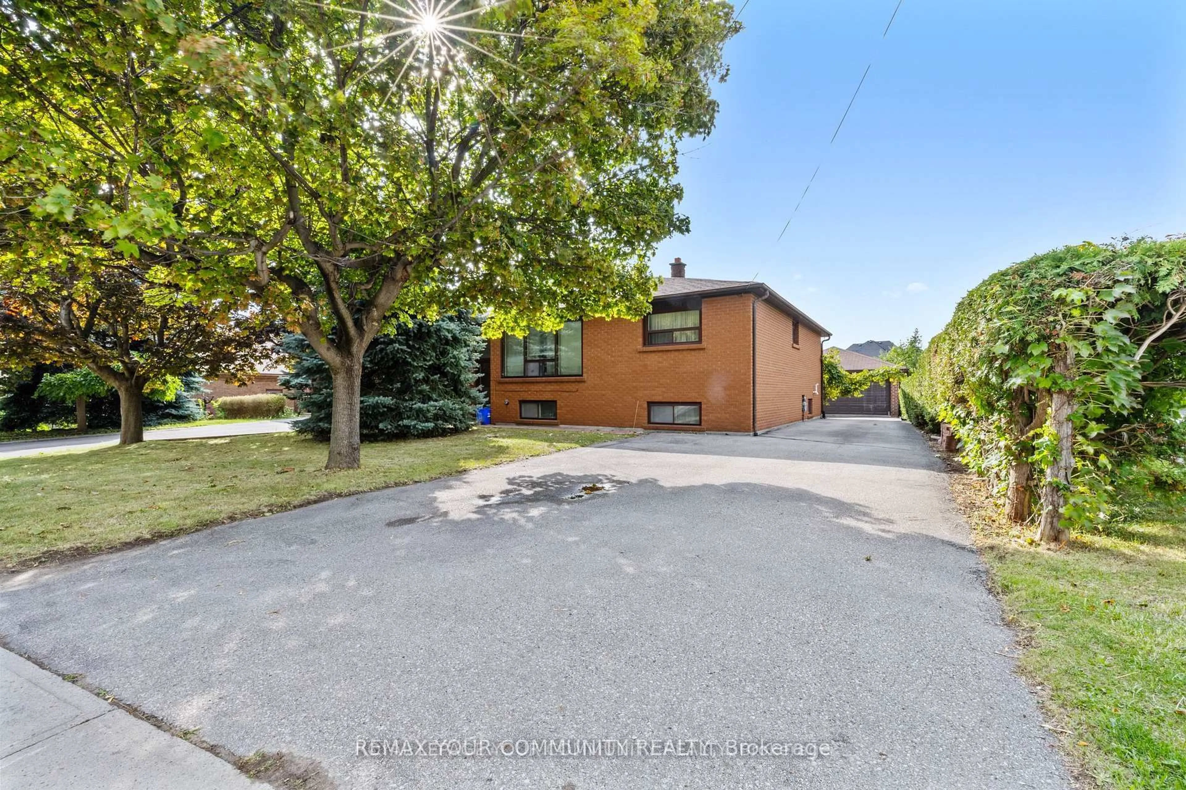 A pic from outside/outdoor area/front of a property/back of a property/a pic from drone, street for 221 Elgin Mills Rd, Richmond Hill Ontario L4C 4M1