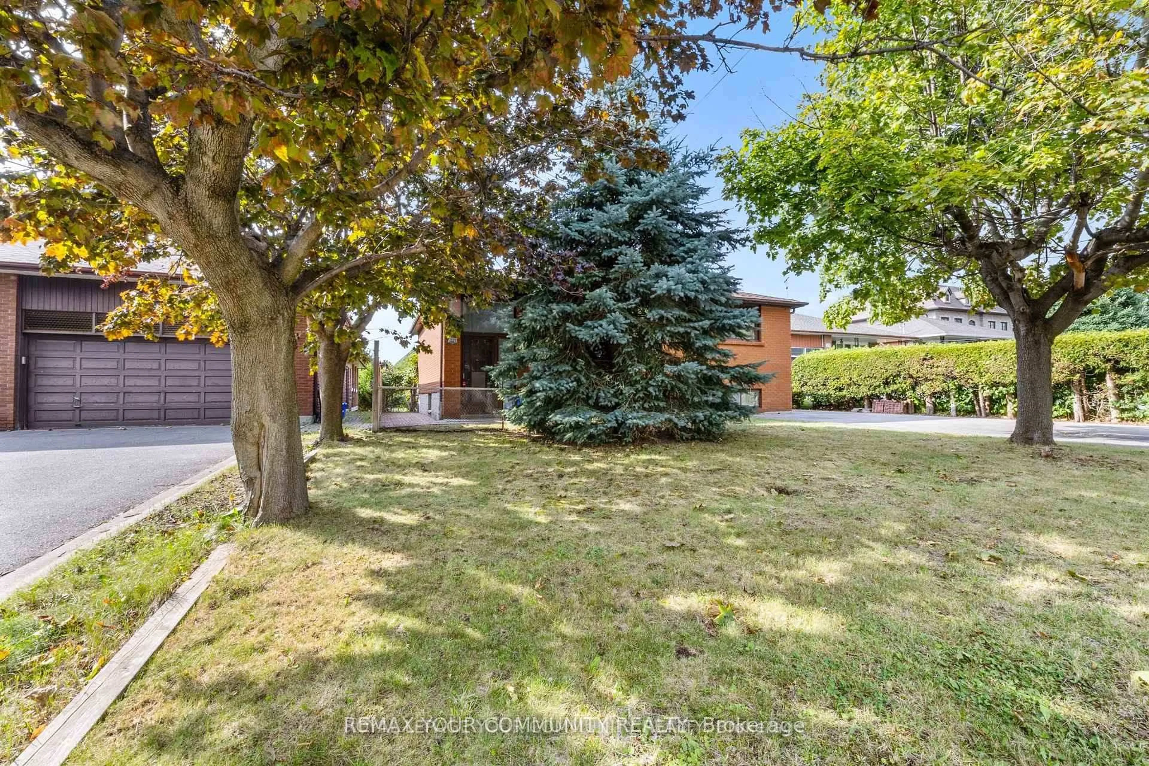 A pic from outside/outdoor area/front of a property/back of a property/a pic from drone, street for 221 Elgin Mills Rd, Richmond Hill Ontario L4C 4M1