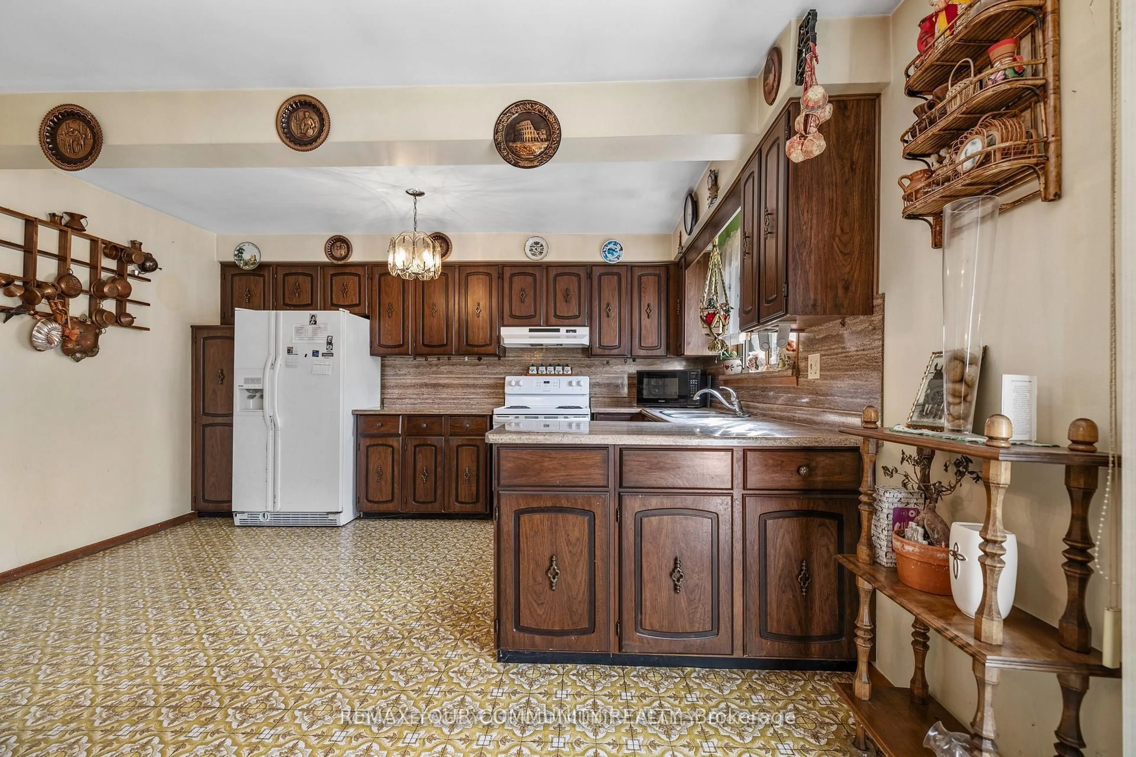 Standard kitchen, ceramic/tile floor for 221 Elgin Mills Rd, Richmond Hill Ontario L4C 4M1