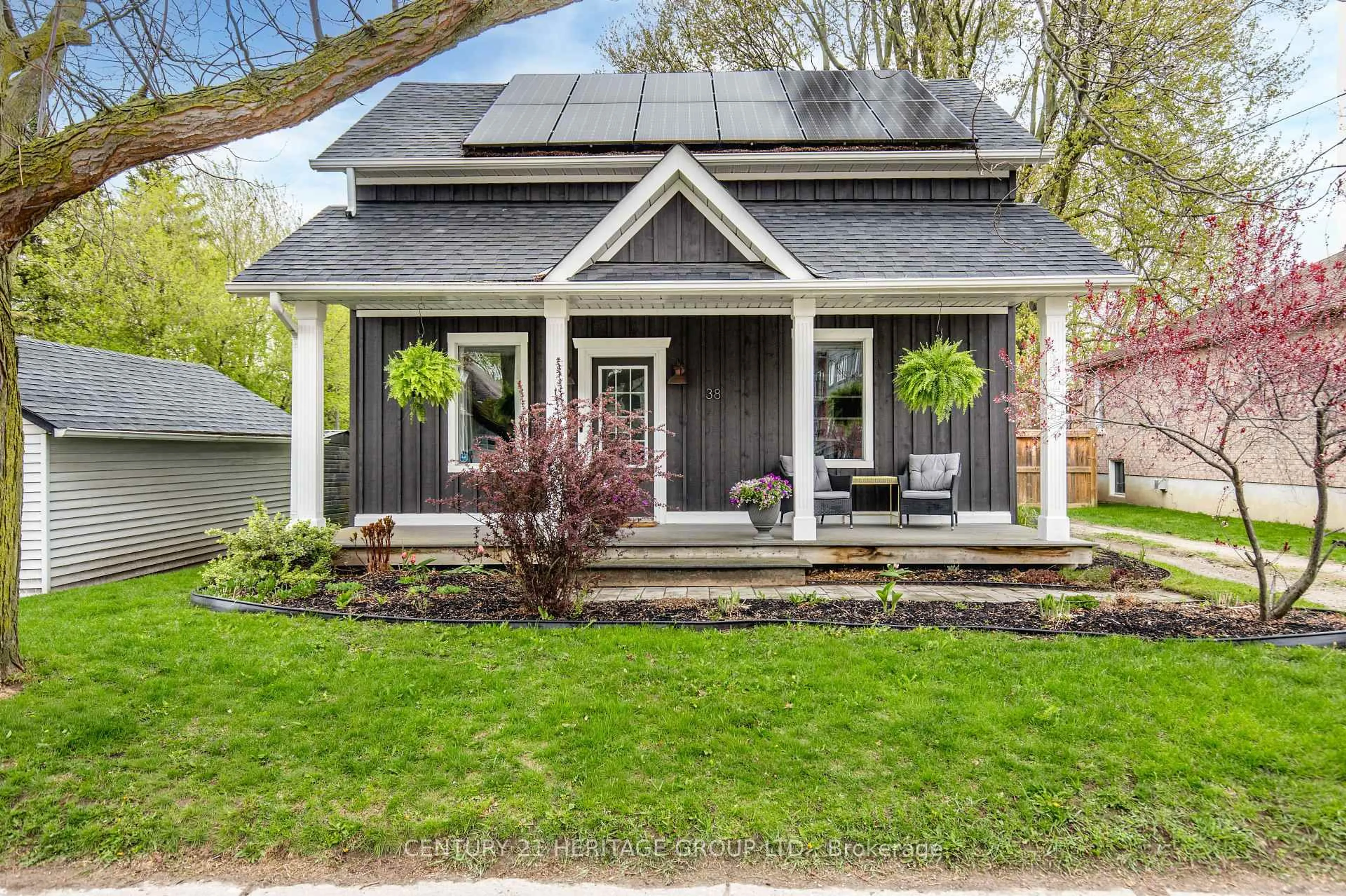 Home with vinyl exterior material, street for 38 Dale Dr, New Tecumseth Ontario L0G 1A0
