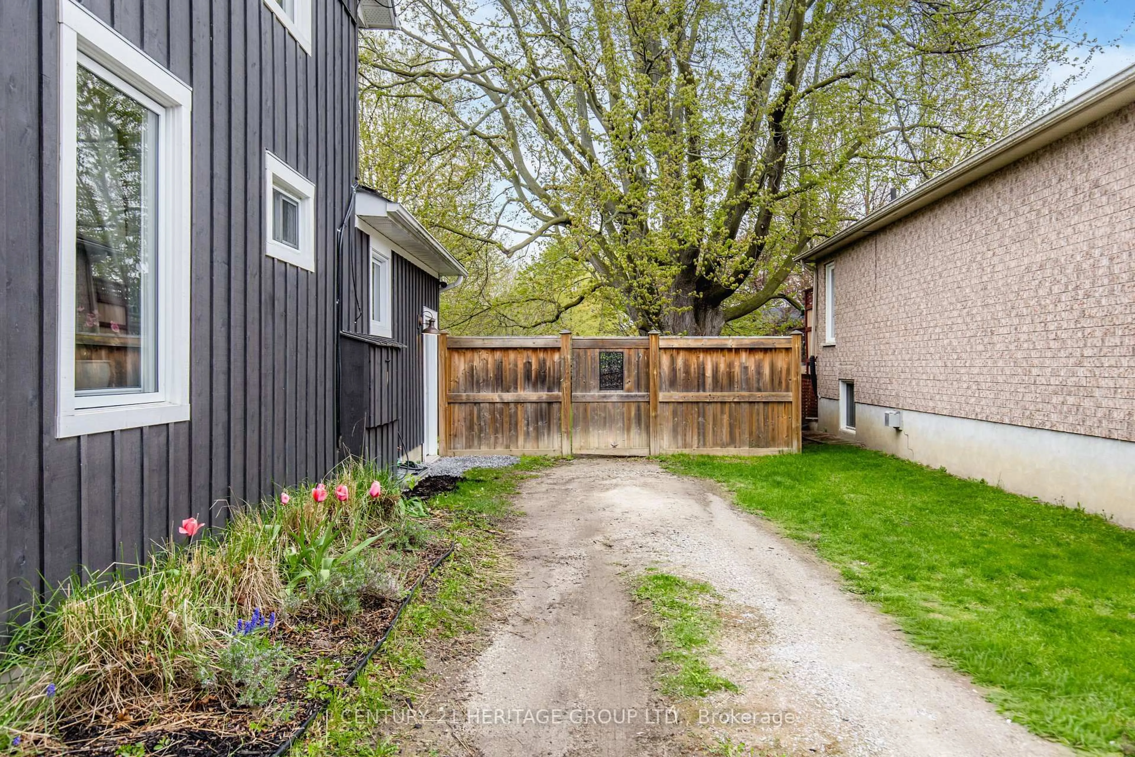 Shed for 38 Dale Dr, New Tecumseth Ontario L0G 1A0