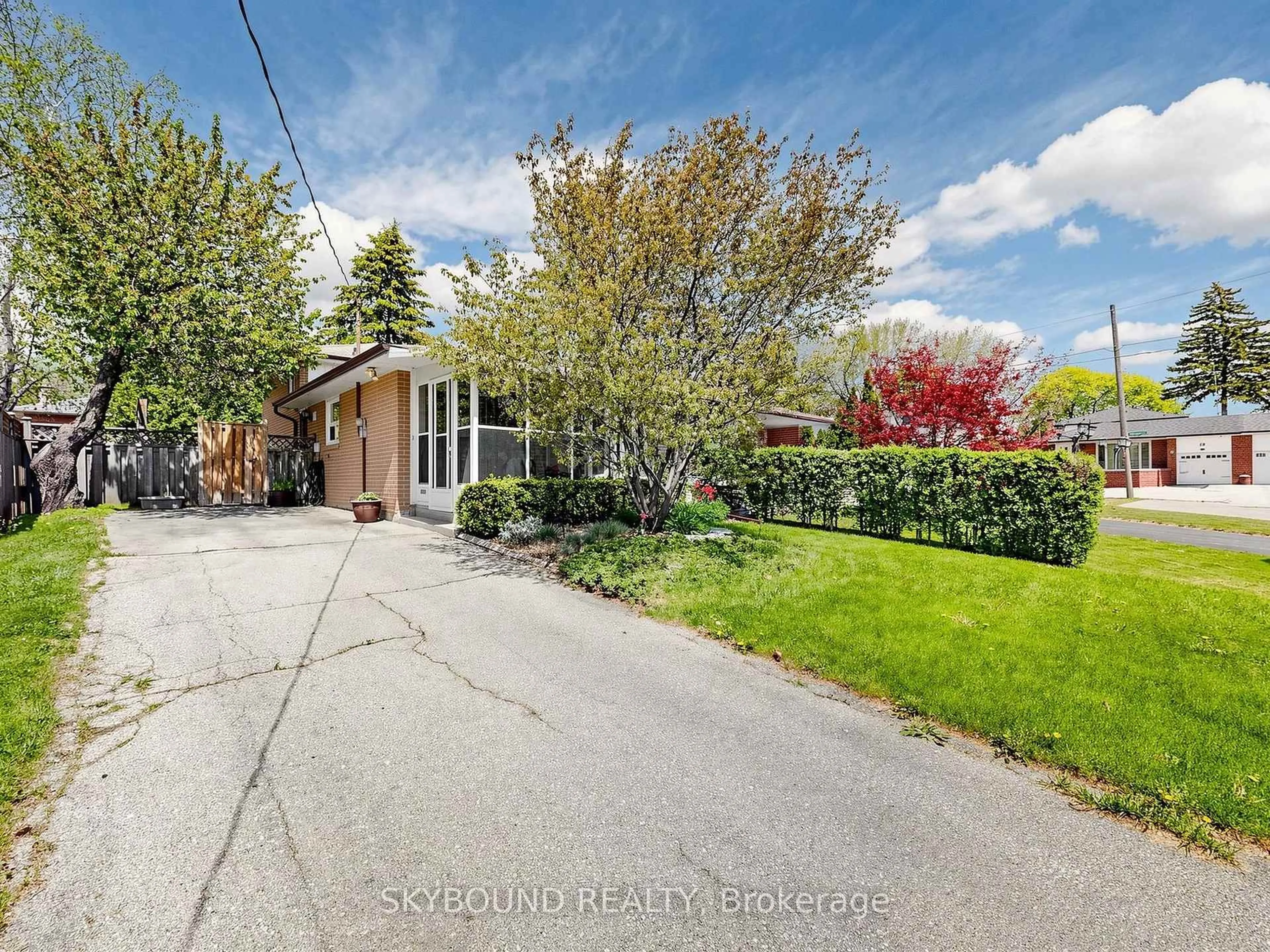 A pic from outside/outdoor area/front of a property/back of a property/a pic from drone, street for 22 Friar Tuck Rd, Markham Ontario L3P 1L9