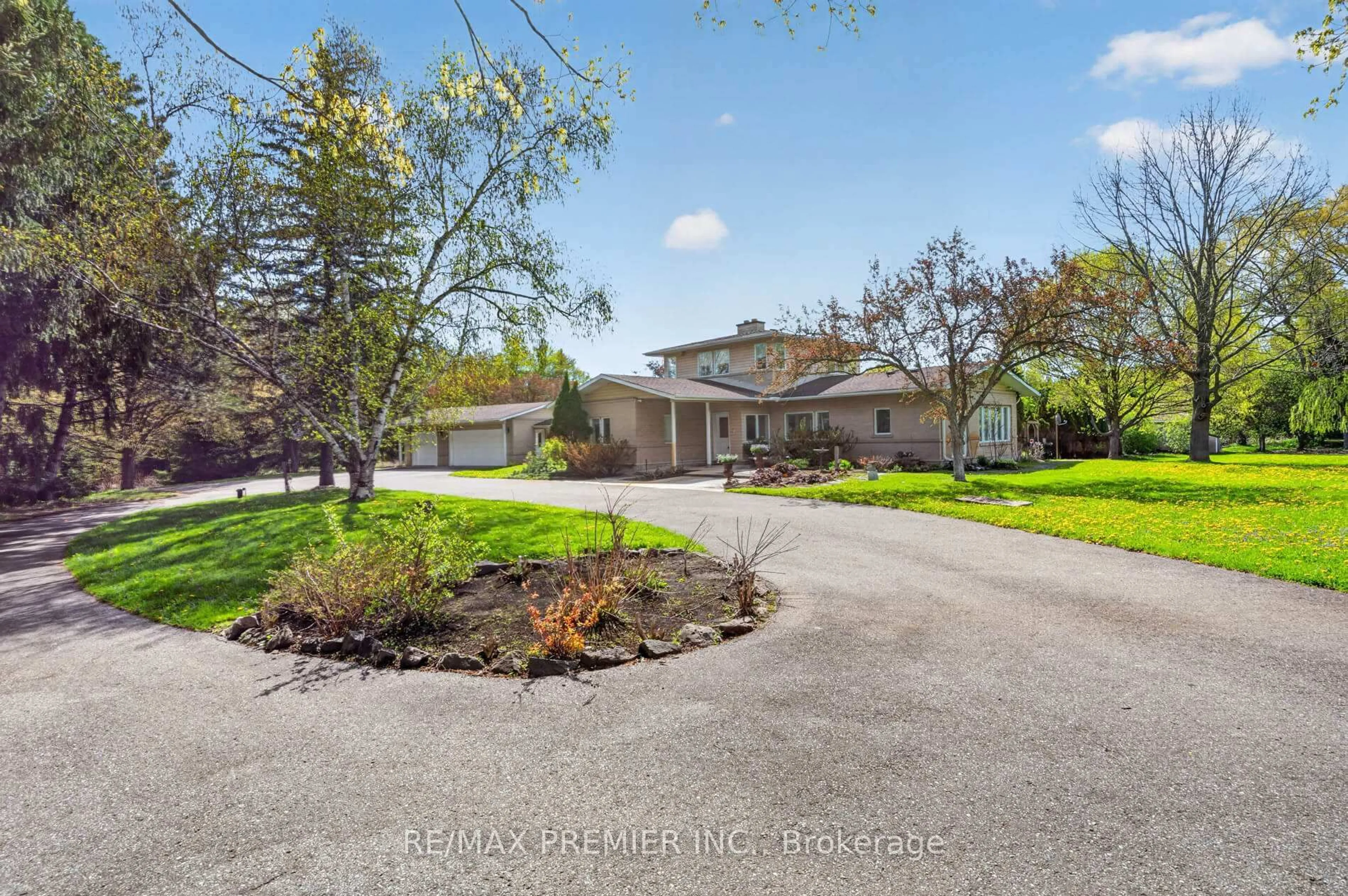 A pic from outside/outdoor area/front of a property/back of a property/a pic from drone, street for 41 Green Valley Crt, Vaughan Ontario L0J 1C0