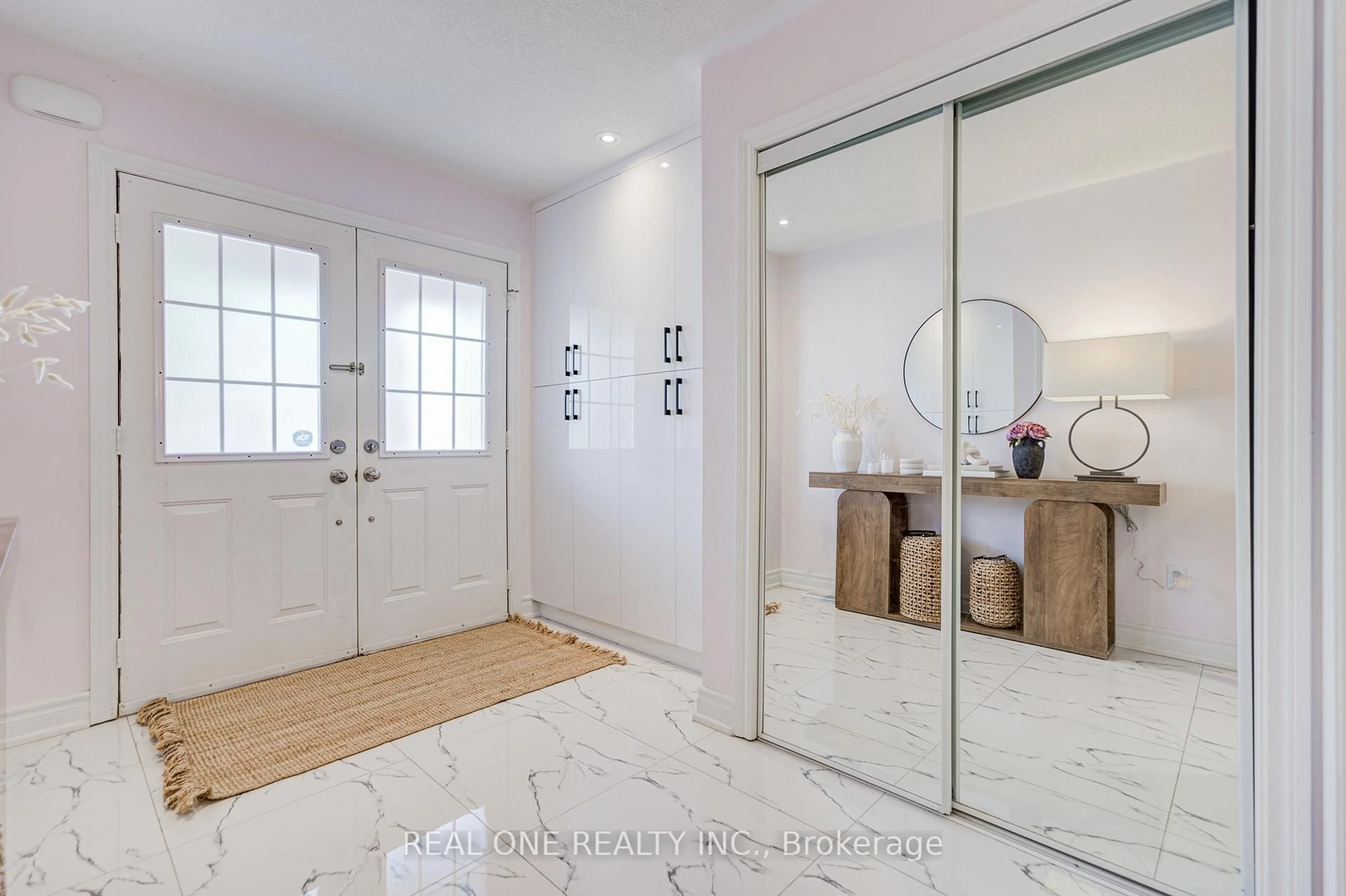 Indoor entryway for 111 Viscount Dr, Markham Ontario L6C 2P3