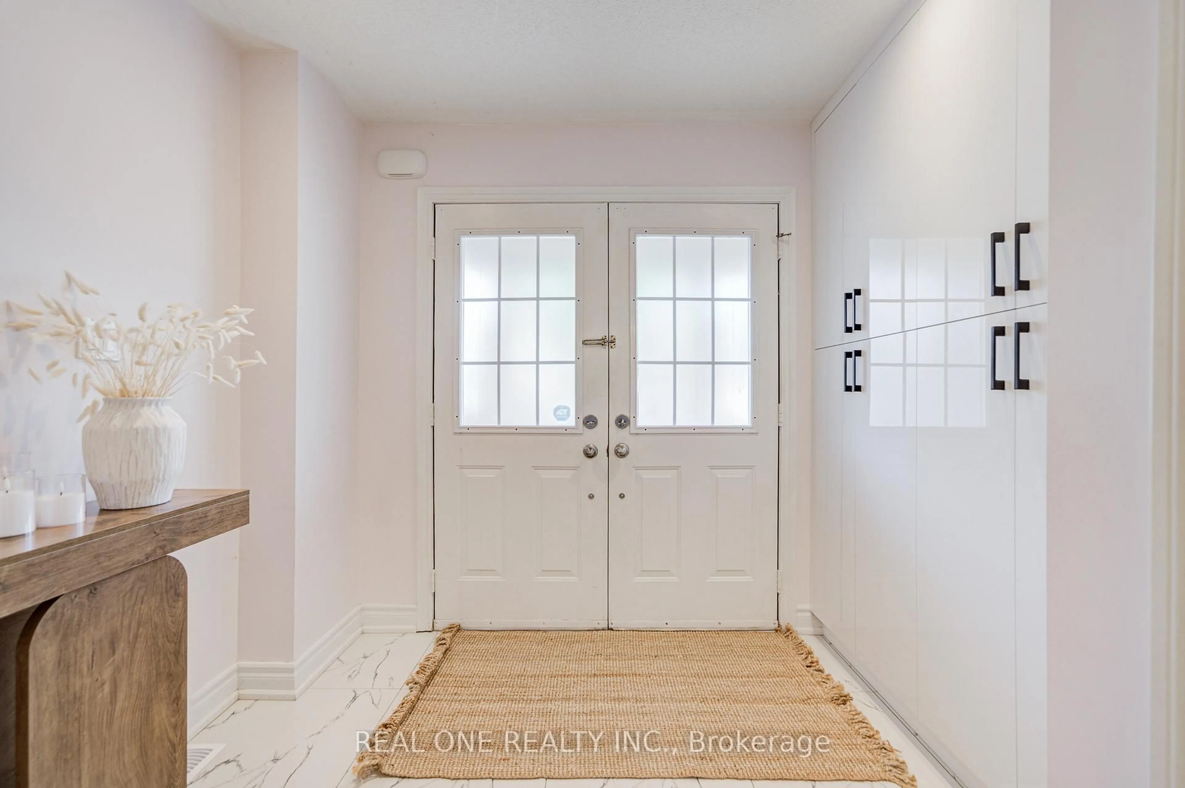 Indoor entryway for 111 Viscount Dr, Markham Ontario L6C 2P3