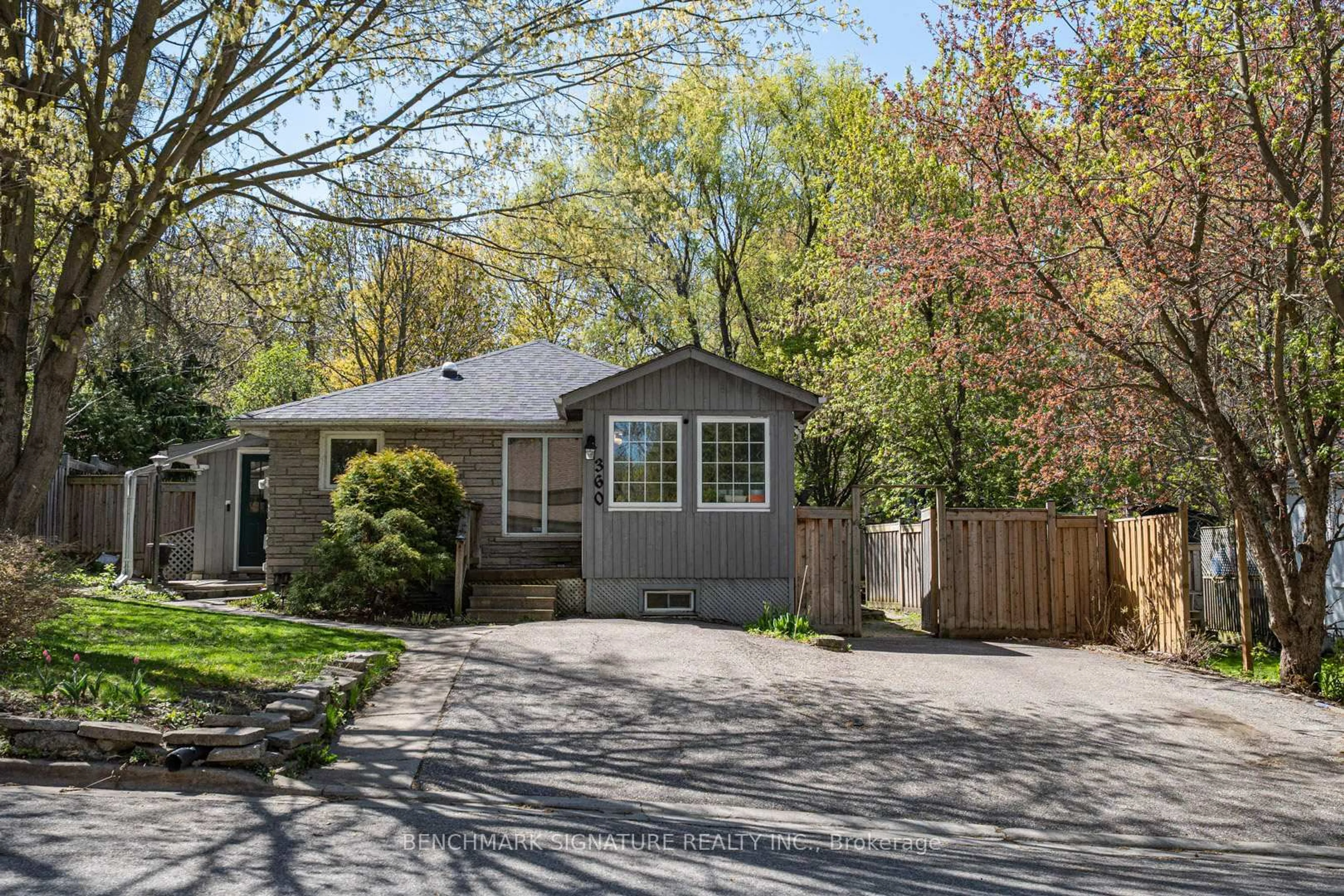 Home with vinyl exterior material, street for 360 Ontario St, Newmarket Ontario L3Y 2K3