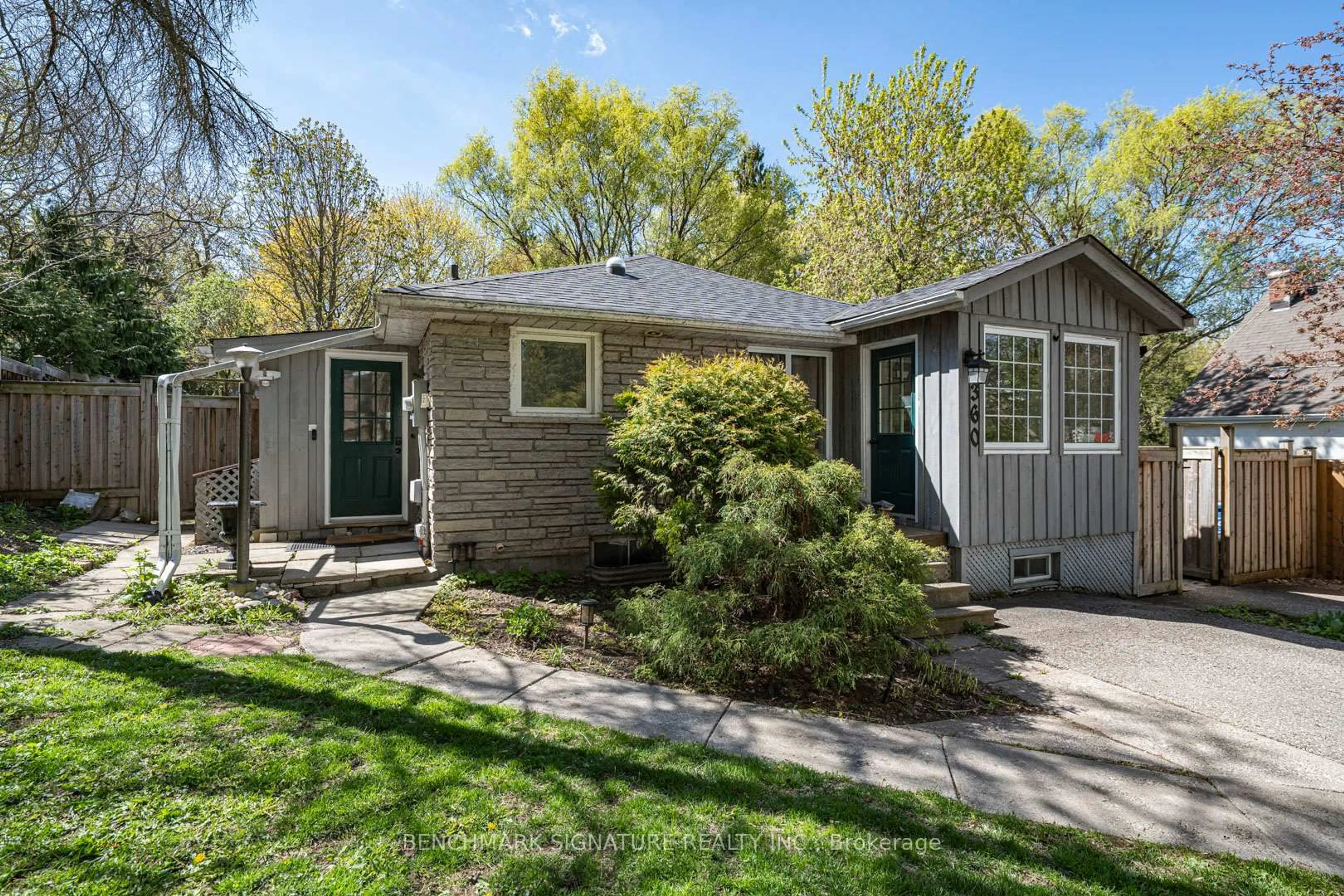 Home with vinyl exterior material, street for 360 Ontario St, Newmarket Ontario L3Y 2K3