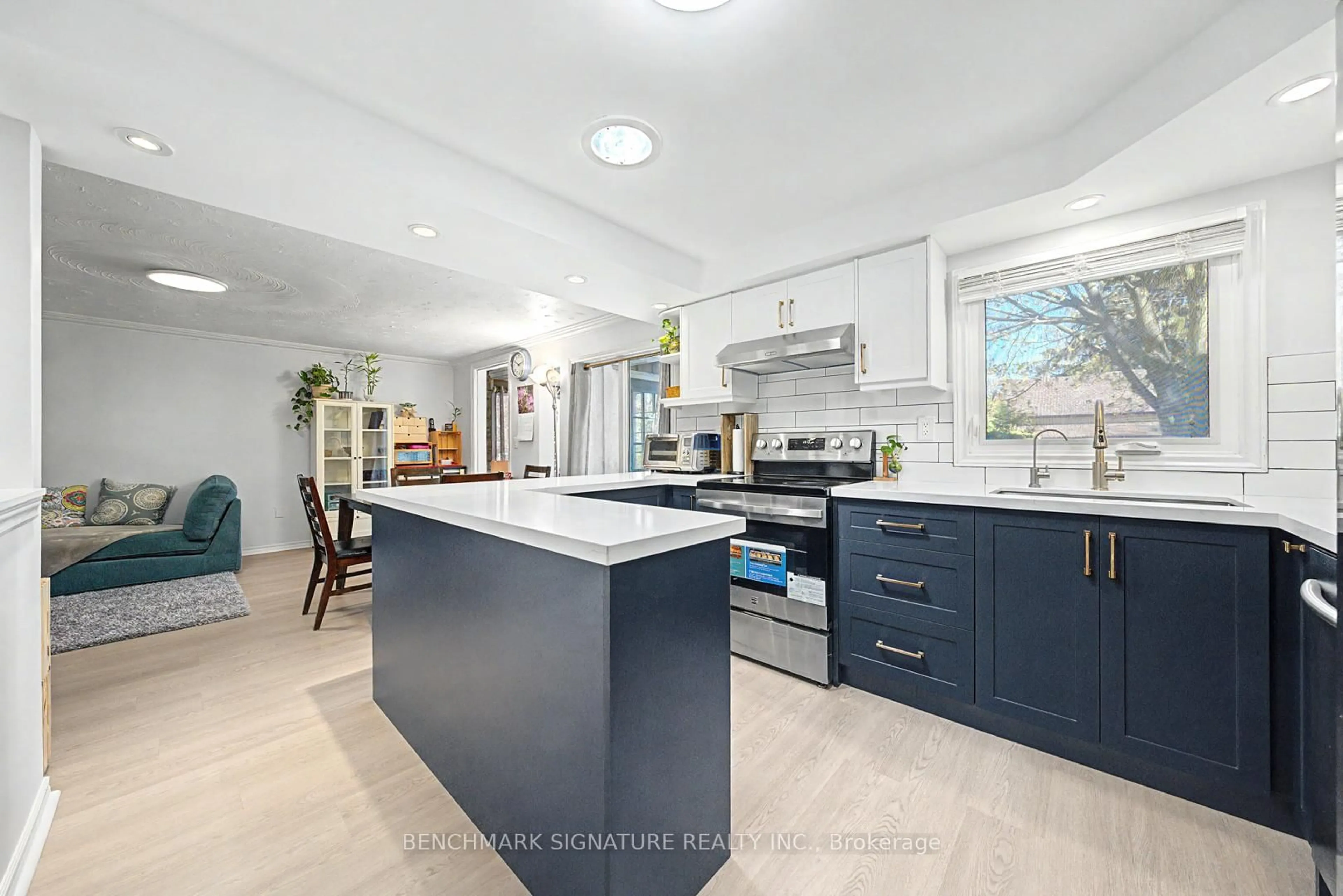 Open concept kitchen, ceramic/tile floor for 360 Ontario St, Newmarket Ontario L3Y 2K3