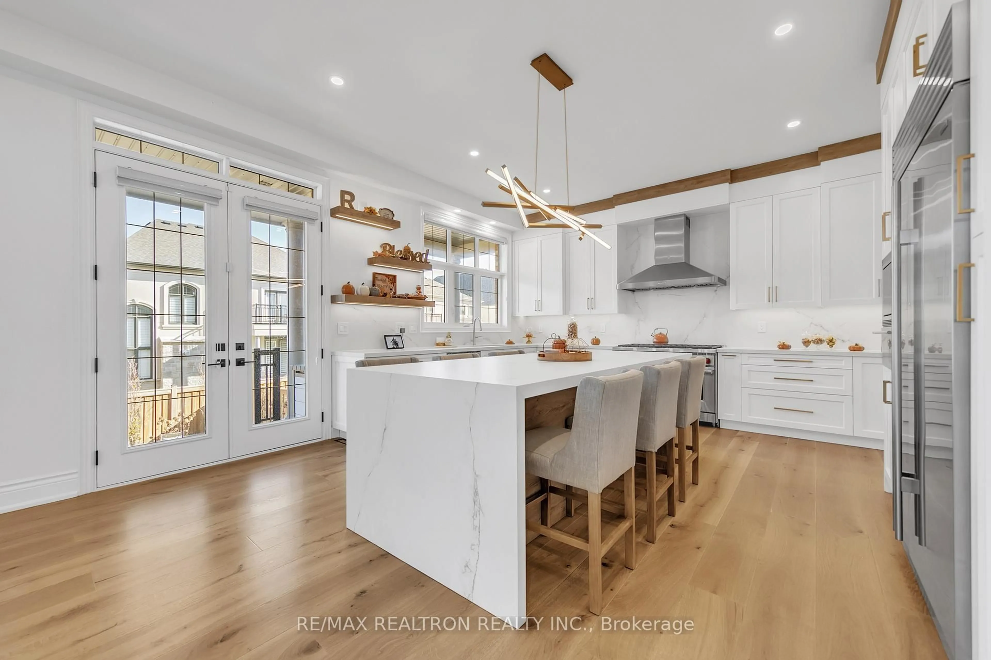 Open concept kitchen, unknown for 131 Lady Jessica Dr, Vaughan Ontario L6A 4V1