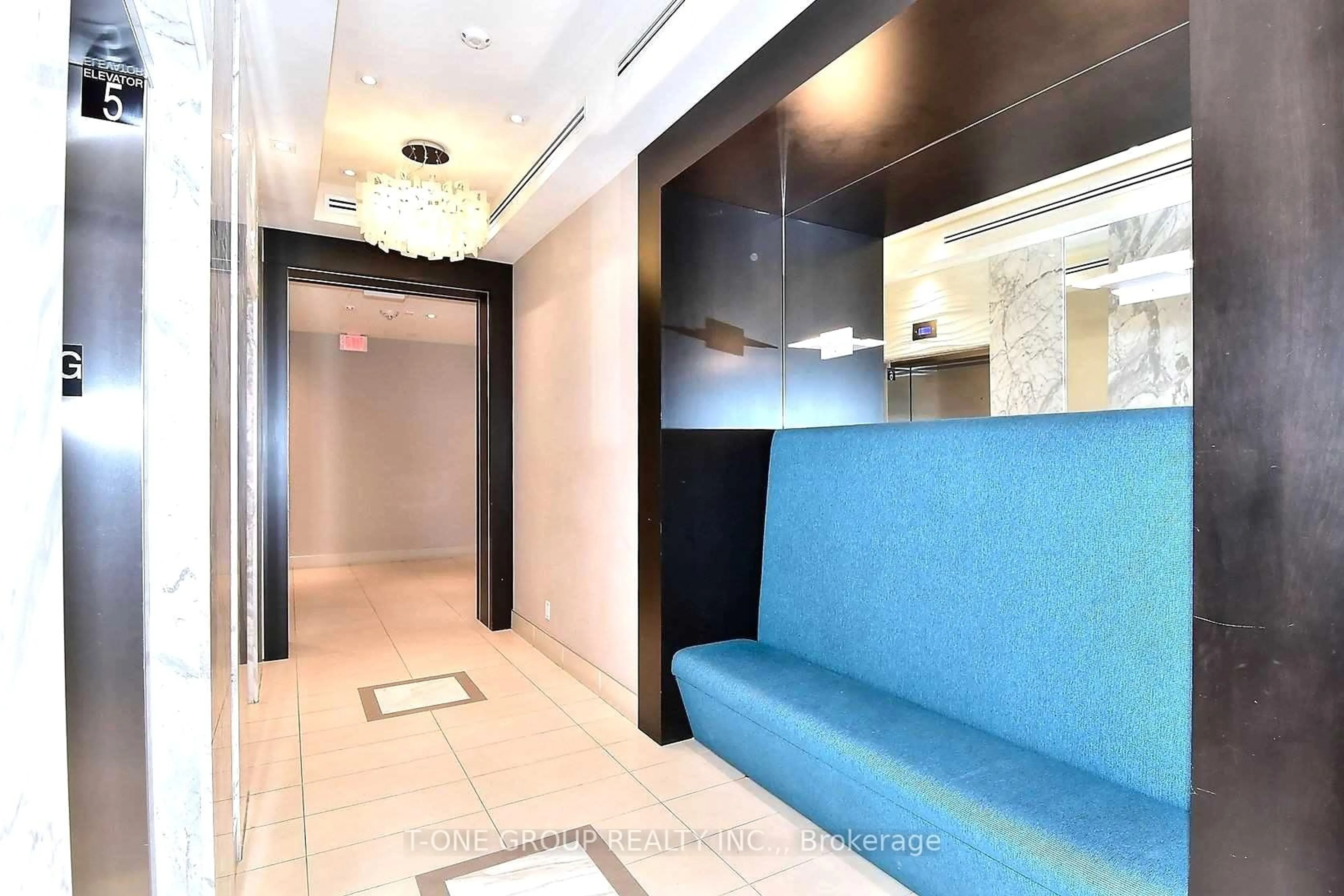 Indoor foyer for 9600 Yonge St #912, Richmond Hill Ontario L4C 1V6