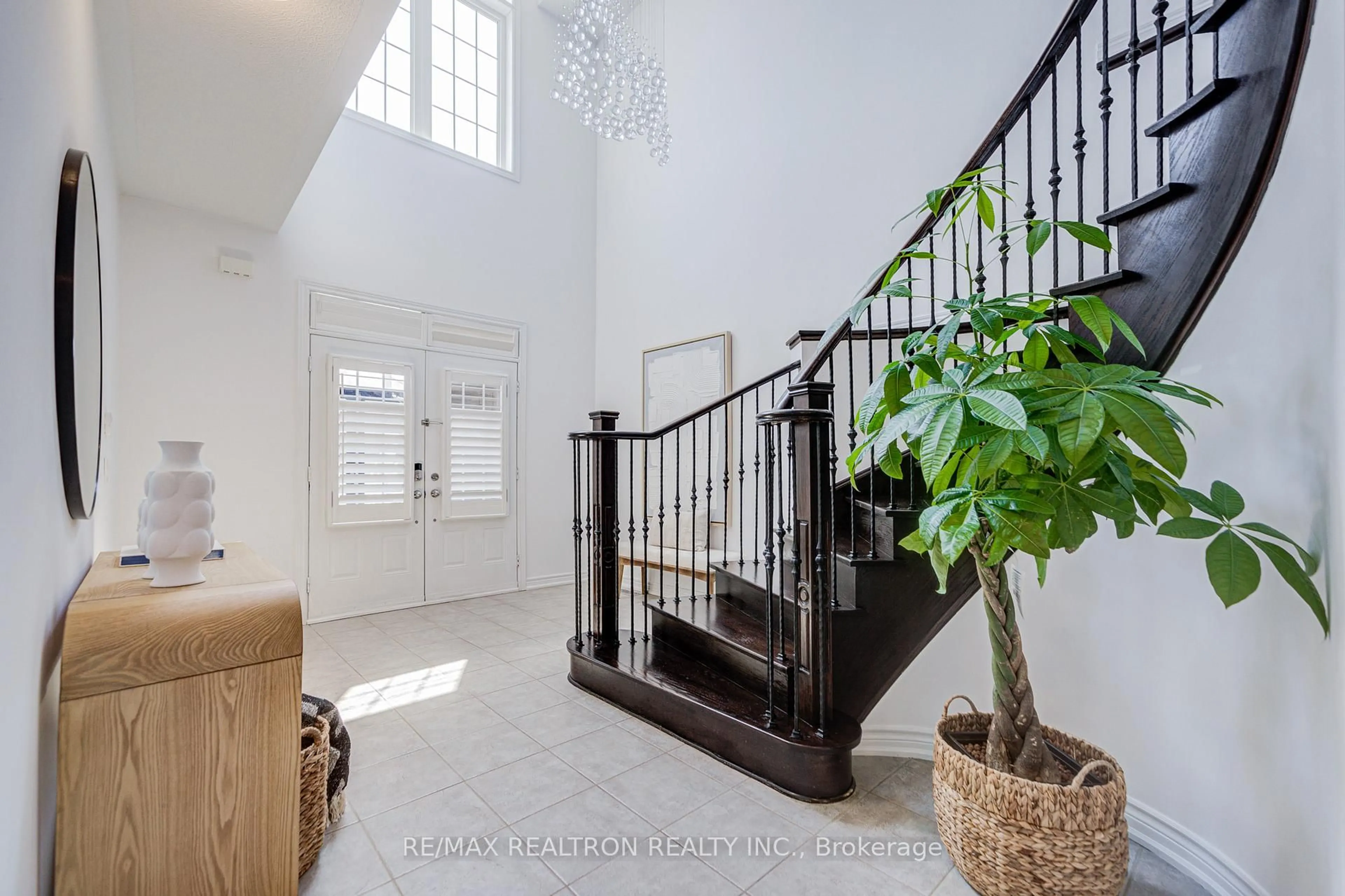 Indoor entryway for 361 Lauderdale Dr, Vaughan Ontario L6A 4K9
