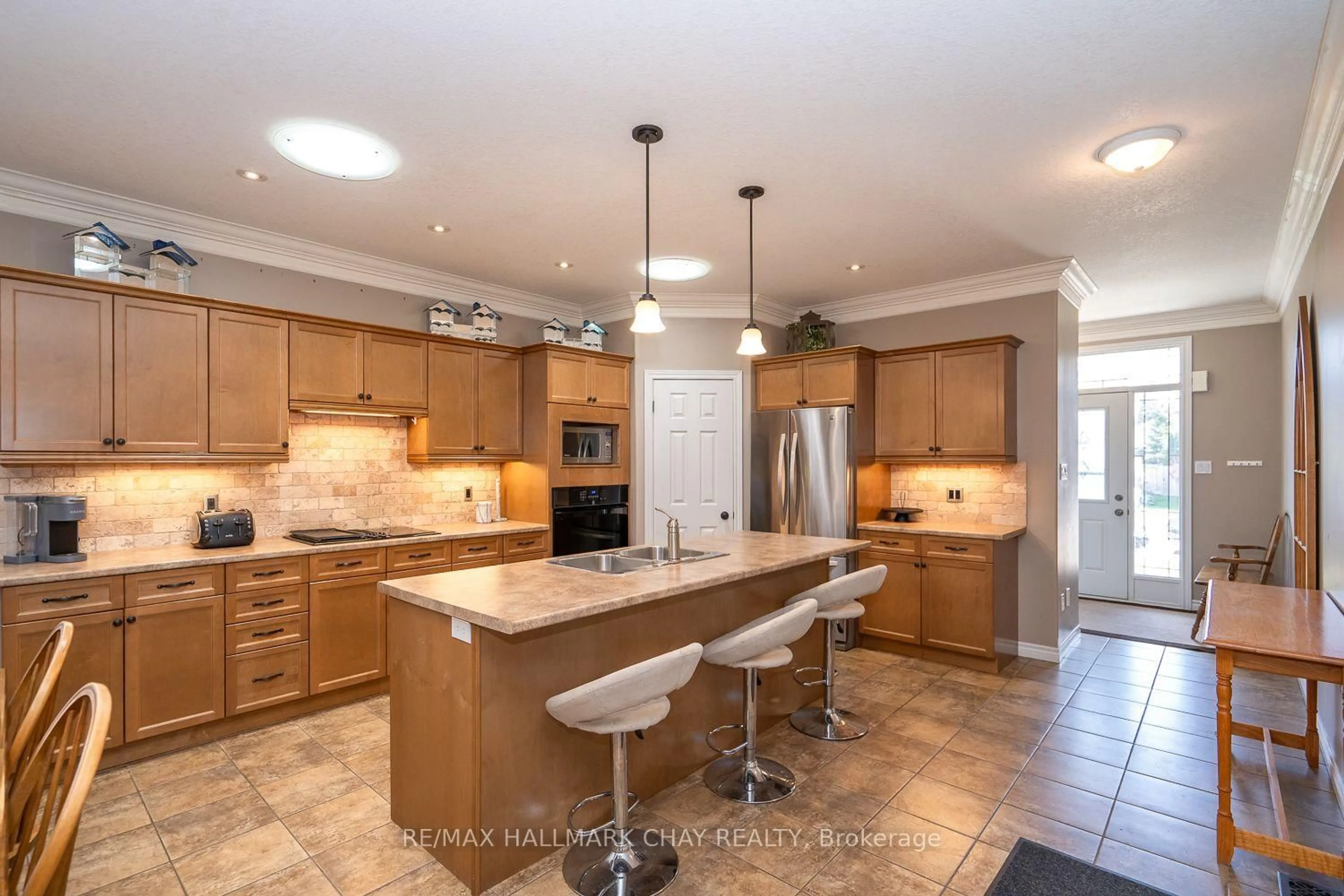 Open concept kitchen, ceramic/tile floor for 57 Irwin Cres, New Tecumseth Ontario L9R 0G6