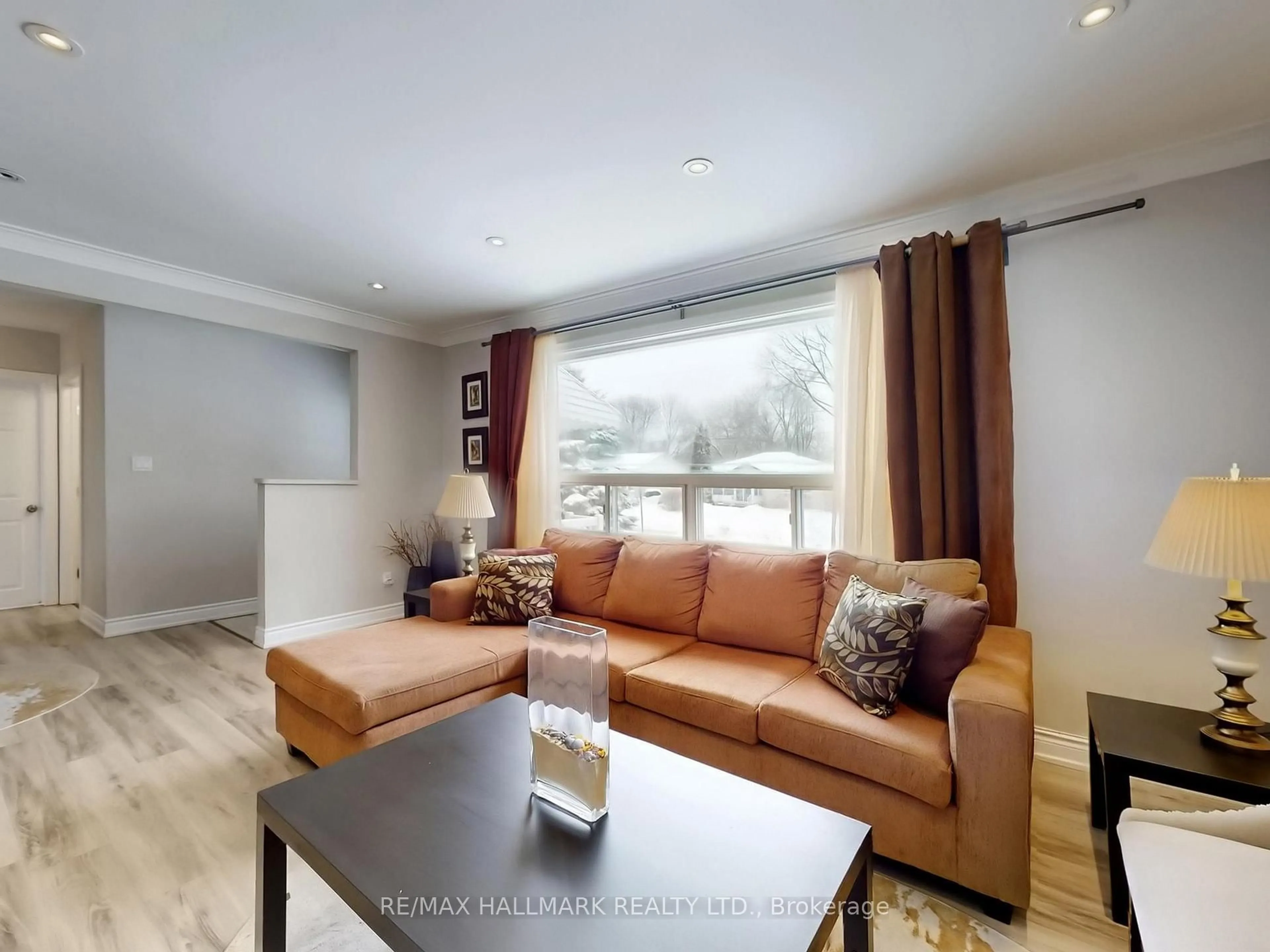 Living room with furniture, wood/laminate floor for 79 Cartier Cres, Richmond Hill Ontario L4C 2N3