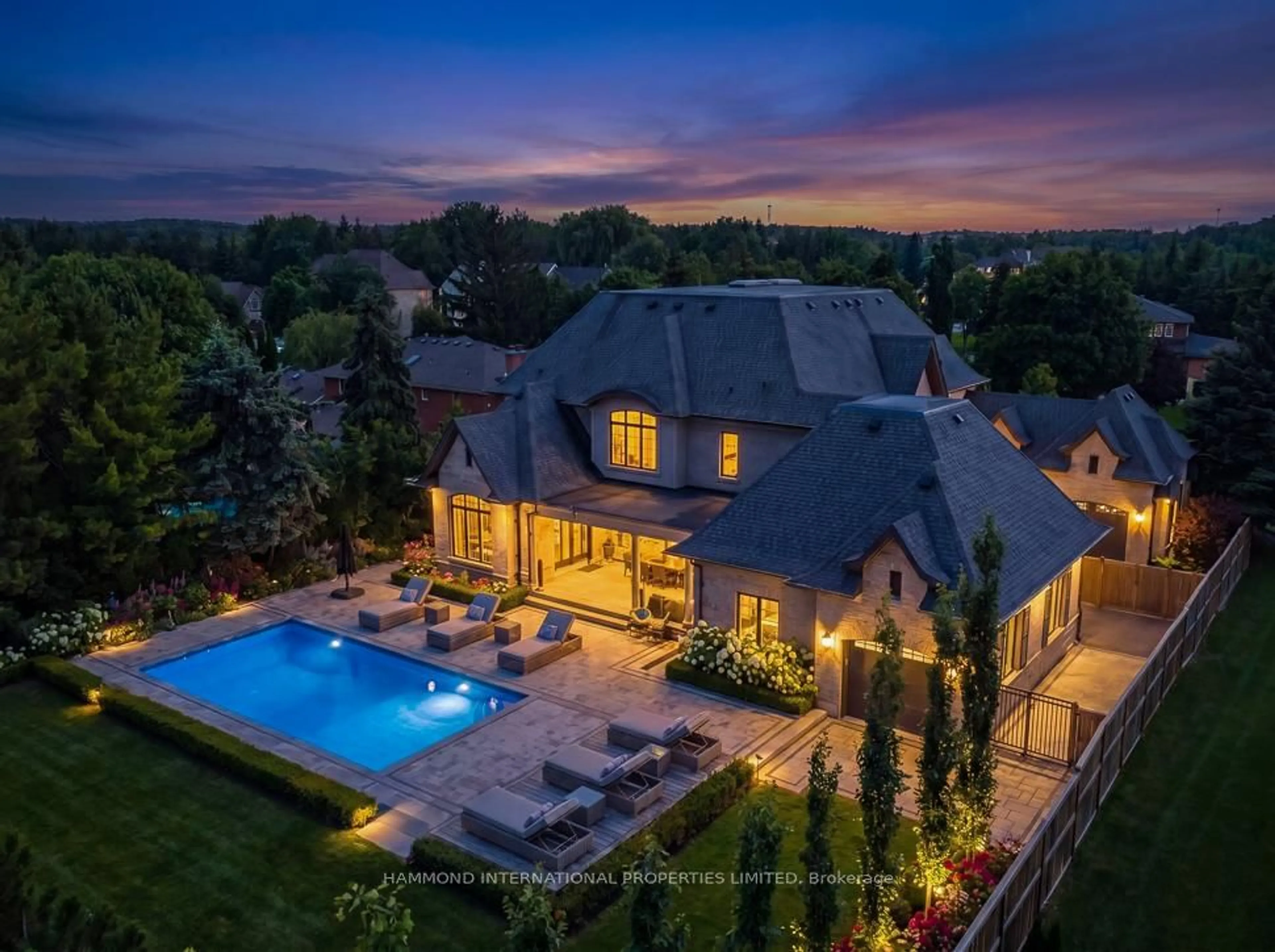 A pic from outside/outdoor area/front of a property/back of a property/a pic from drone, mountain view for 44 Findlay Ave, King Ontario L7B 1E2