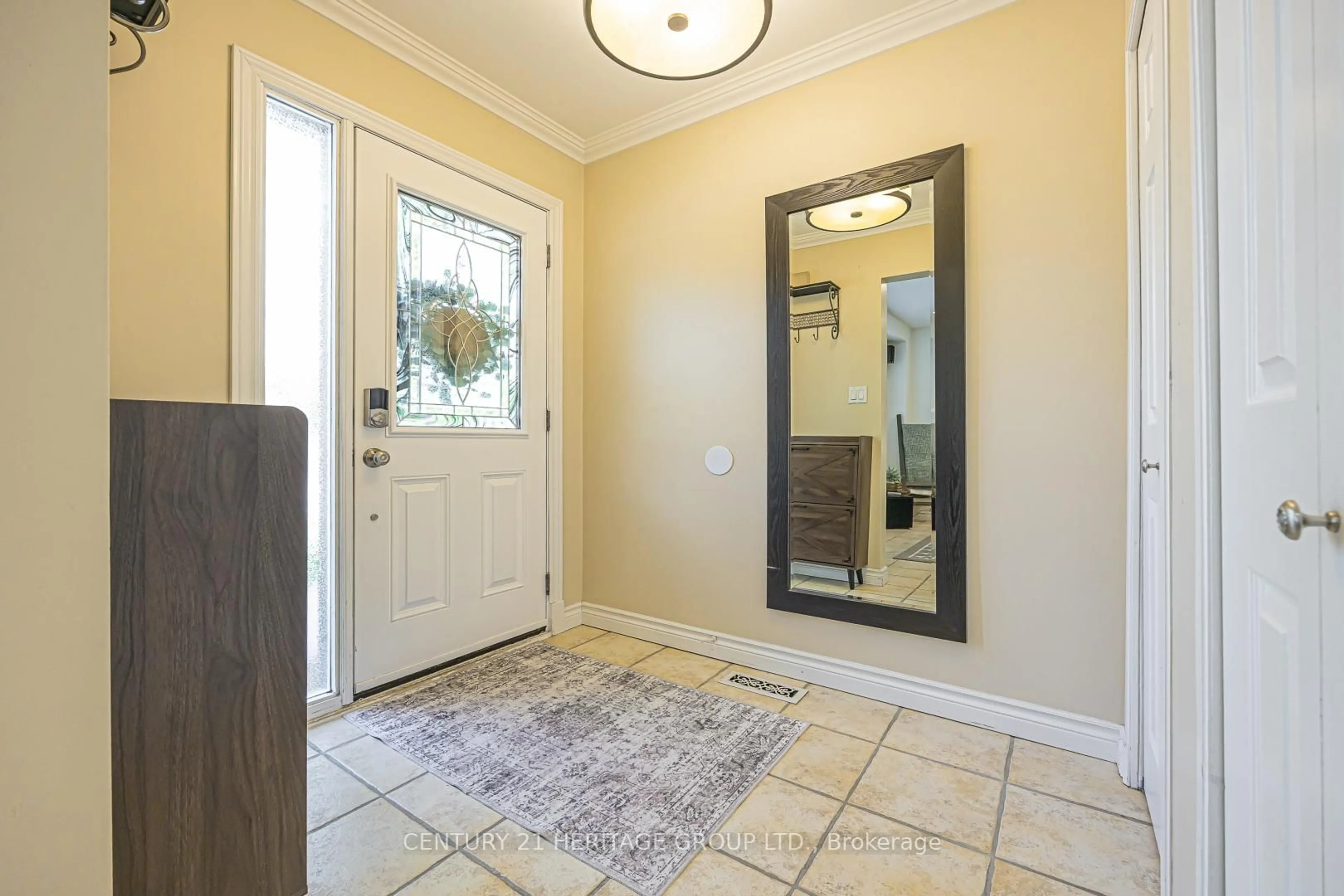 Indoor entryway for 279 Rockway Crt, Newmarket Ontario L3Y 3M3